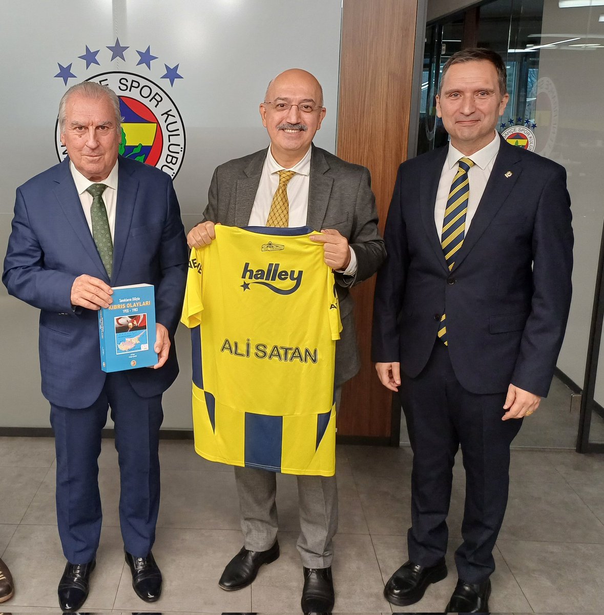 FBTarihiOrg's tweet photo. "Tarih ve Fenerbahçe" programında Fenerbahçe SK Tarih Danışmanı Prof. Dr. Vahdettin Engin ve Bozkurt Yılmaz'ın konuğu, “Tanıkların Diliyle Kıbrıs Olayları 1955-1983” kitabı ile kıymetli Hocamız Prof. Dr. Ali Satan oldu... Program 25 Ocak 2025 Cumartesi günü, saat 10.00'da FBTV'de yayınlanacak.