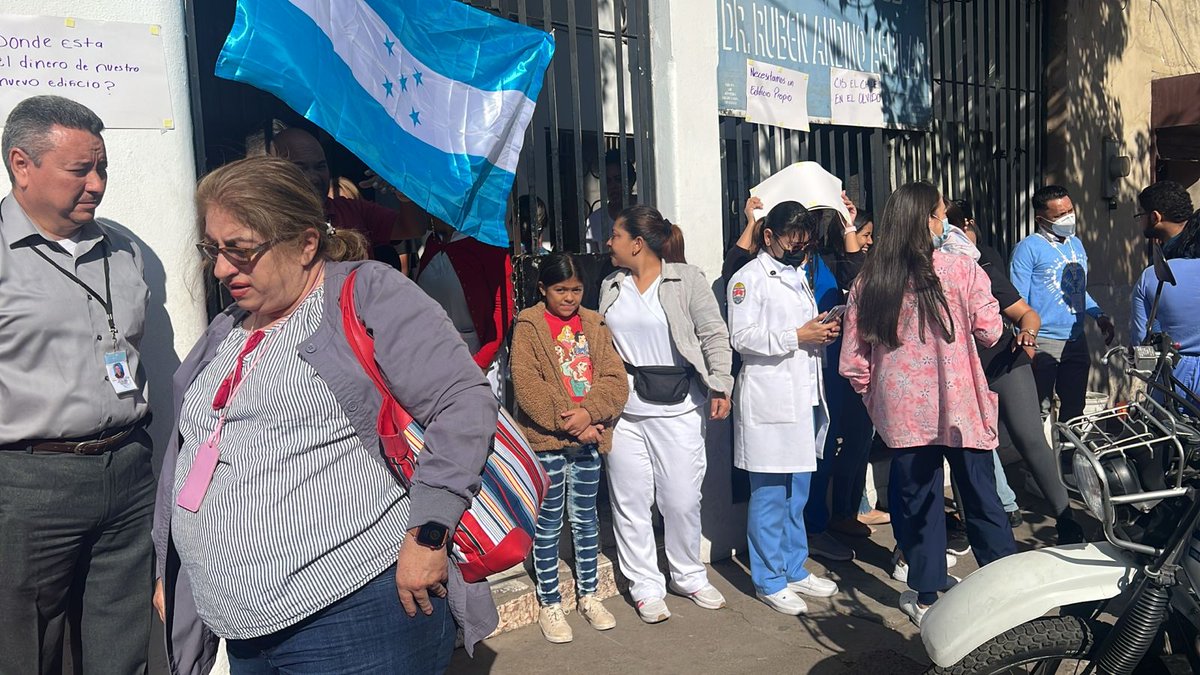 11_Noticias's tweet photo. 🚨 ¡En paro por mejores condiciones!
Empleados del Centro de Salud de El Chile, en la capital, denuncian el abandono de la infraestructura actual y la falta de avances en el nuevo edificio prometido. 🏥❌

#Honduras #SaludPública #ParoDeLabores https://t.co/2gePvYhohN