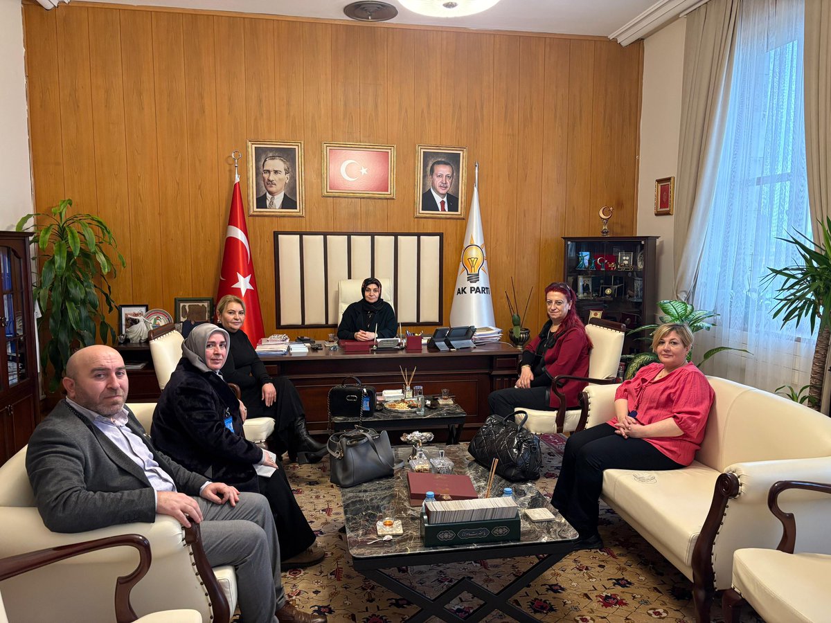 leylasahinusta's tweet photo. Meslek Eğitimcileri Usta Öğreticiler Federasyonu Genel Başkanı Sn. Canan Ünver ve Yönetim Kurulu Üyelerine ziyaretlerinden dolayı teşekkür ediyorum. https://t.co/8Dxk3WWhej