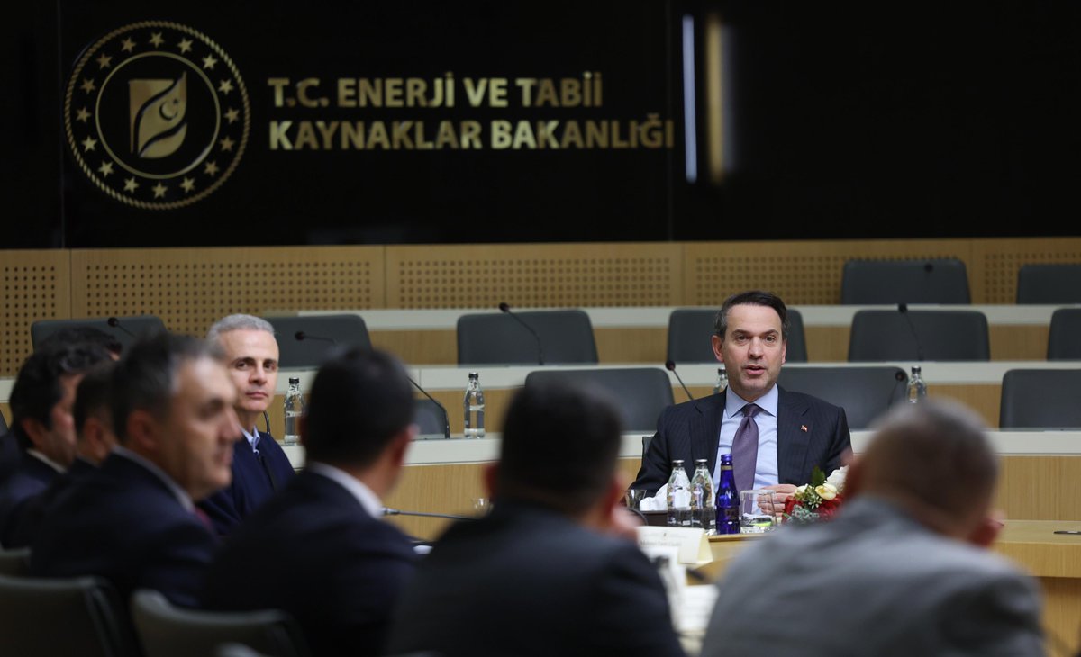 KaramanValiligi's tweet photo. 📍Enerji ve Tabii Kaynaklar Bakanlığı

Valimiz Mehmet Fatih Çiçekli, AK Parti Karaman Milletvekilleri Av. Selman Oğuzhan Eser ve Osman Sağlam, İl Genel Meclisi Başkanı Tamer Yıldızbaş ile Başyayla ve Kazımkarabekir Belediye Başkanlarıyla birlikte, Enerji ve Tabii Kaynaklar Bakanı Alparslan Bayraktar’ı ziyaret etti.
@OSMANSAGLAM70 
@avSelmanEser