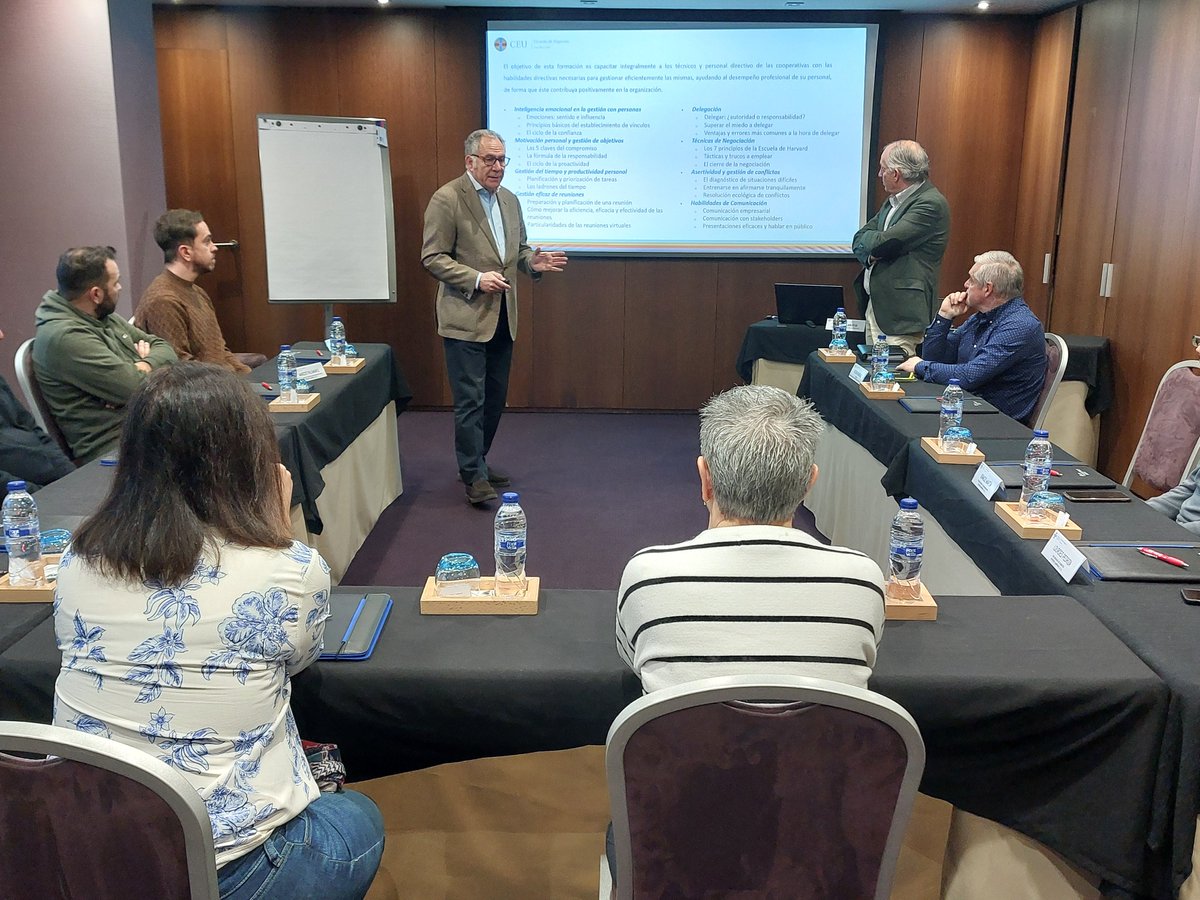 ▶️Comienzan las sesiones presenciales del curso Habilidades Directivas para la Gestión de Cooperativas Agroalimentarias (4ª ed.). 
Jerónimo Lozano de <a href="/urcacyl/">Urcacyl. Cooperativas agroalimentarias CyL</a>  y <a href="/jdeprado/">Jesús de Prado</a> de <a href="/ceucyl/">Escuela de Negocios CEU Castilla y León</a> dan la bienvenida a los alumnos. 
#cooperativismo #agroalimentación #cyl