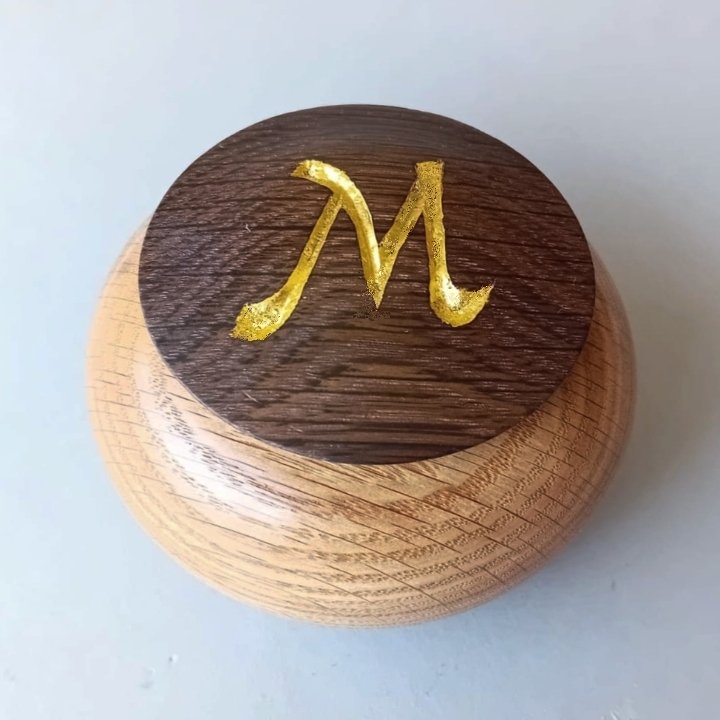 annawoodturner's tweet photo. A little something for #throwbackthursday as I never shared this.
I turned this keepsake box for someone who had lost their beloved pooch too early. An emotional project. Tricky as I didn't have the right carving tools. 
Oak, fumed Oak and 24ct gold leaf. 

#keepsakebox https://t.co/0iPdwrahgV
