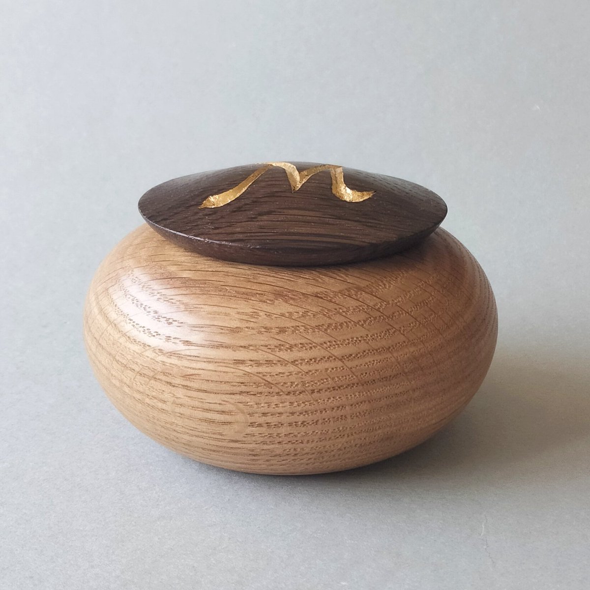 annawoodturner's tweet photo. A little something for #throwbackthursday as I never shared this.
I turned this keepsake box for someone who had lost their beloved pooch too early. An emotional project. Tricky as I didn't have the right carving tools. 
Oak, fumed Oak and 24ct gold leaf. 

#keepsakebox https://t.co/0iPdwrahgV