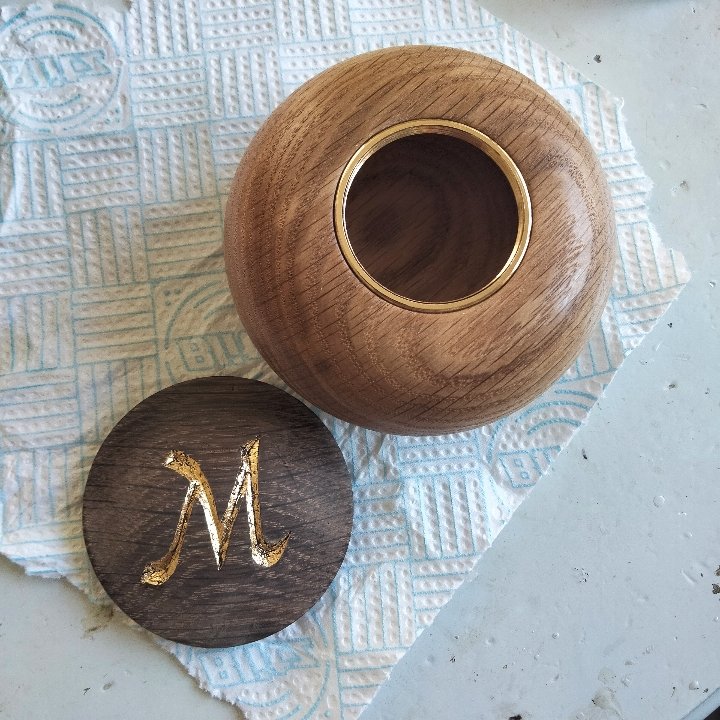annawoodturner's tweet photo. A little something for #throwbackthursday as I never shared this.
I turned this keepsake box for someone who had lost their beloved pooch too early. An emotional project. Tricky as I didn't have the right carving tools. 
Oak, fumed Oak and 24ct gold leaf. 

#keepsakebox https://t.co/0iPdwrahgV
