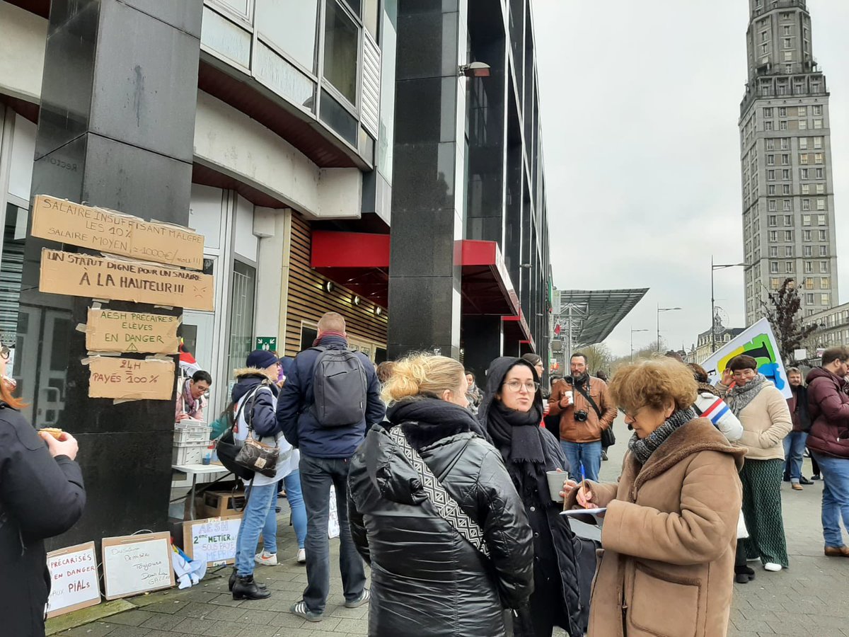 Journée de mobilisation pour les AESH devant le rectorat d’Amiens 💪🏼