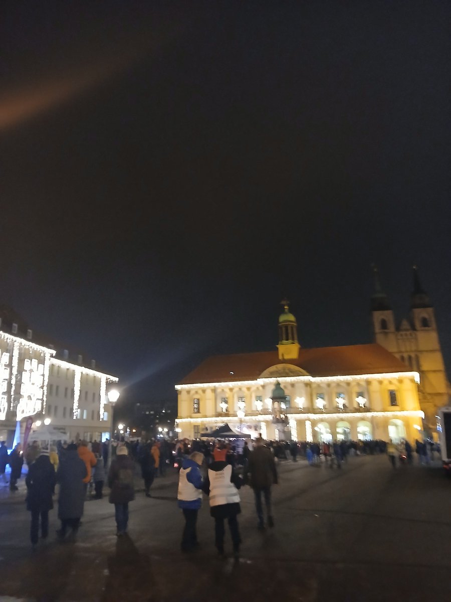 UlrikeD7's tweet photo. Jetzt in der Innenstadt von Magdeburg zum Gedenken an die Zerstörung  der Stadt vor 80 Jahren und an die Opfer des Anschlages auf dem Weihnachtsmarkt.  
Es füllt sich mit Menschen und gerade bin ich etwas stolz auf meine Stadt. https://t.co/Zz5utc90qN