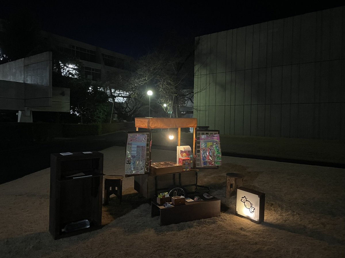 Mash0430h's tweet photo. 卒業制作展、駄菓子屋の屋台をつくりました。夜に見ると綺麗なのですが夜まではいれないです、残念。 https://t.co/yQx8JoGaPq