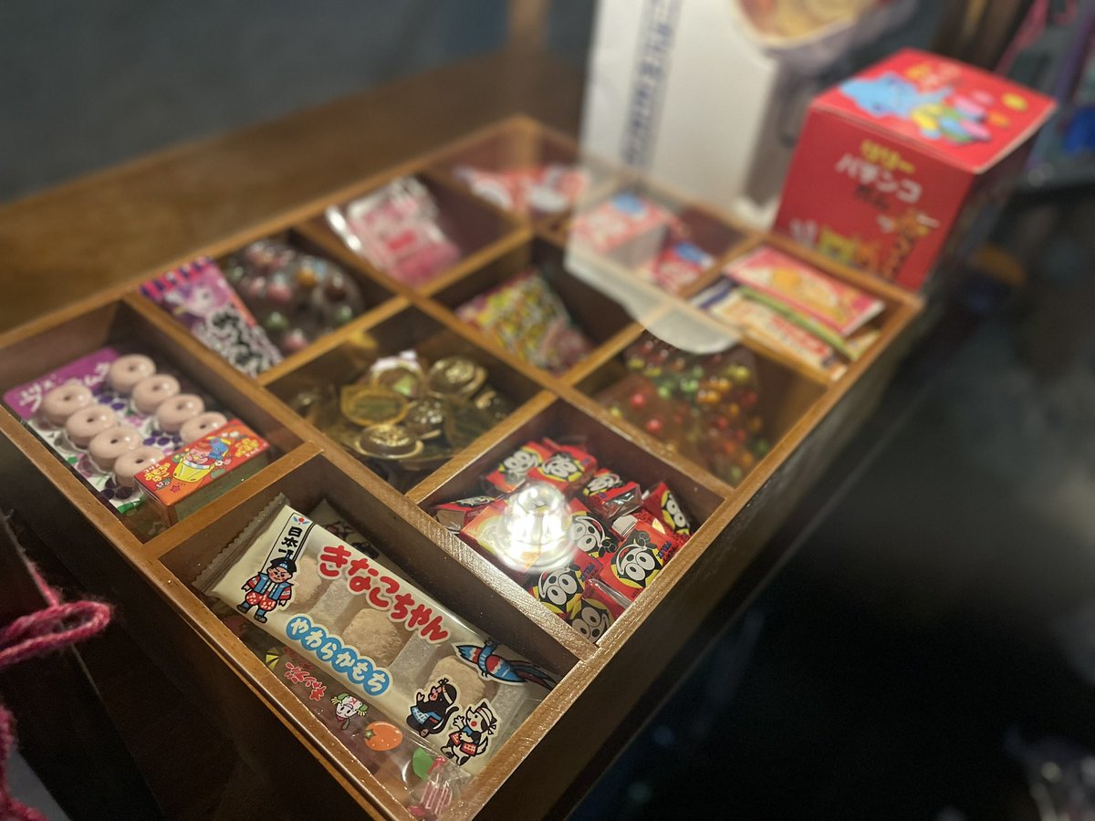 Mash0430h's tweet photo. 卒業制作展、駄菓子屋の屋台をつくりました。夜に見ると綺麗なのですが夜まではいれないです、残念。 https://t.co/yQx8JoGaPq