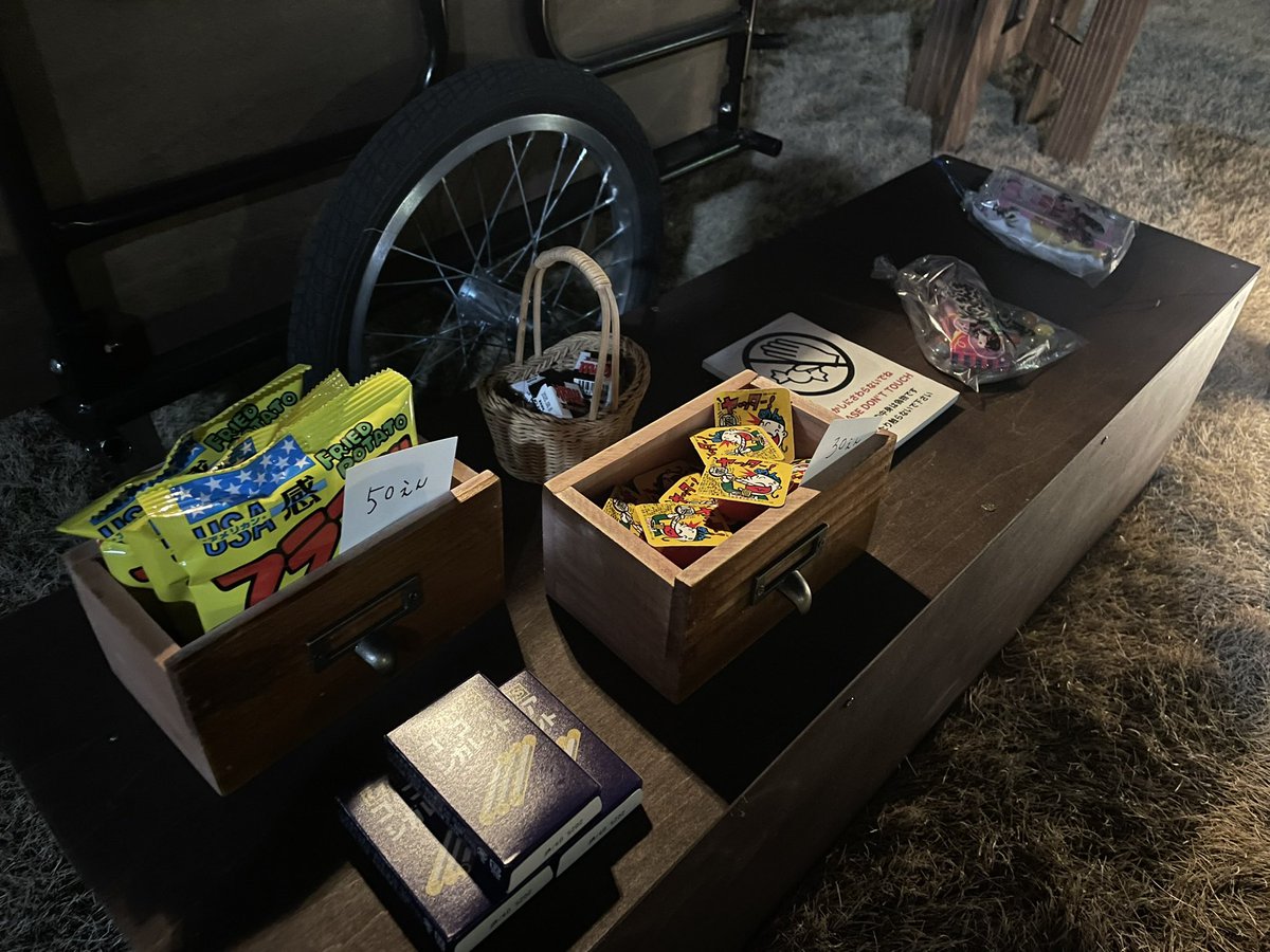Mash0430h's tweet photo. 卒業制作展、駄菓子屋の屋台をつくりました。夜に見ると綺麗なのですが夜まではいれないです、残念。 https://t.co/yQx8JoGaPq
