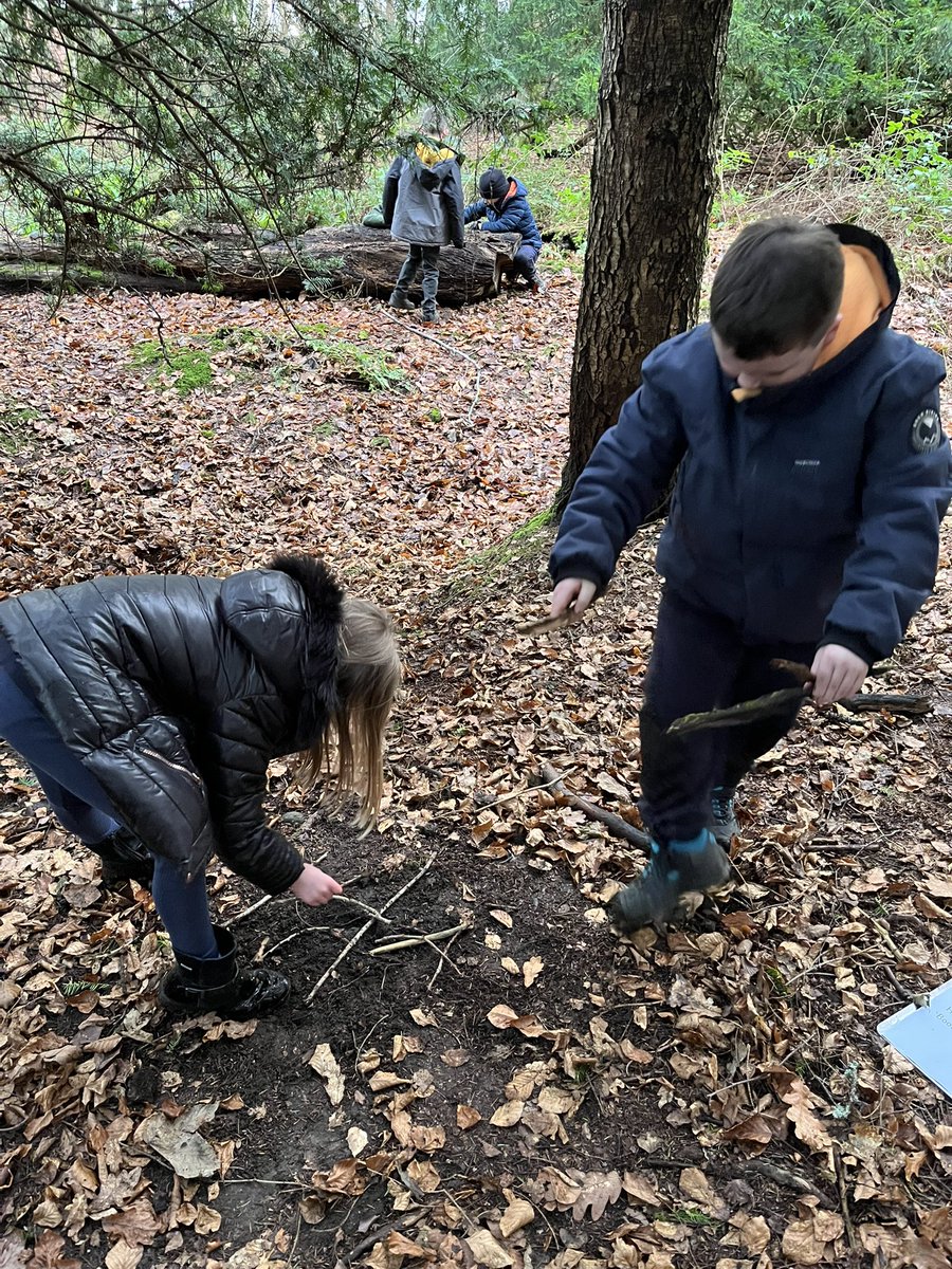 Fantastic team work today at Callendar woods using natural resources to spell winter words🤩