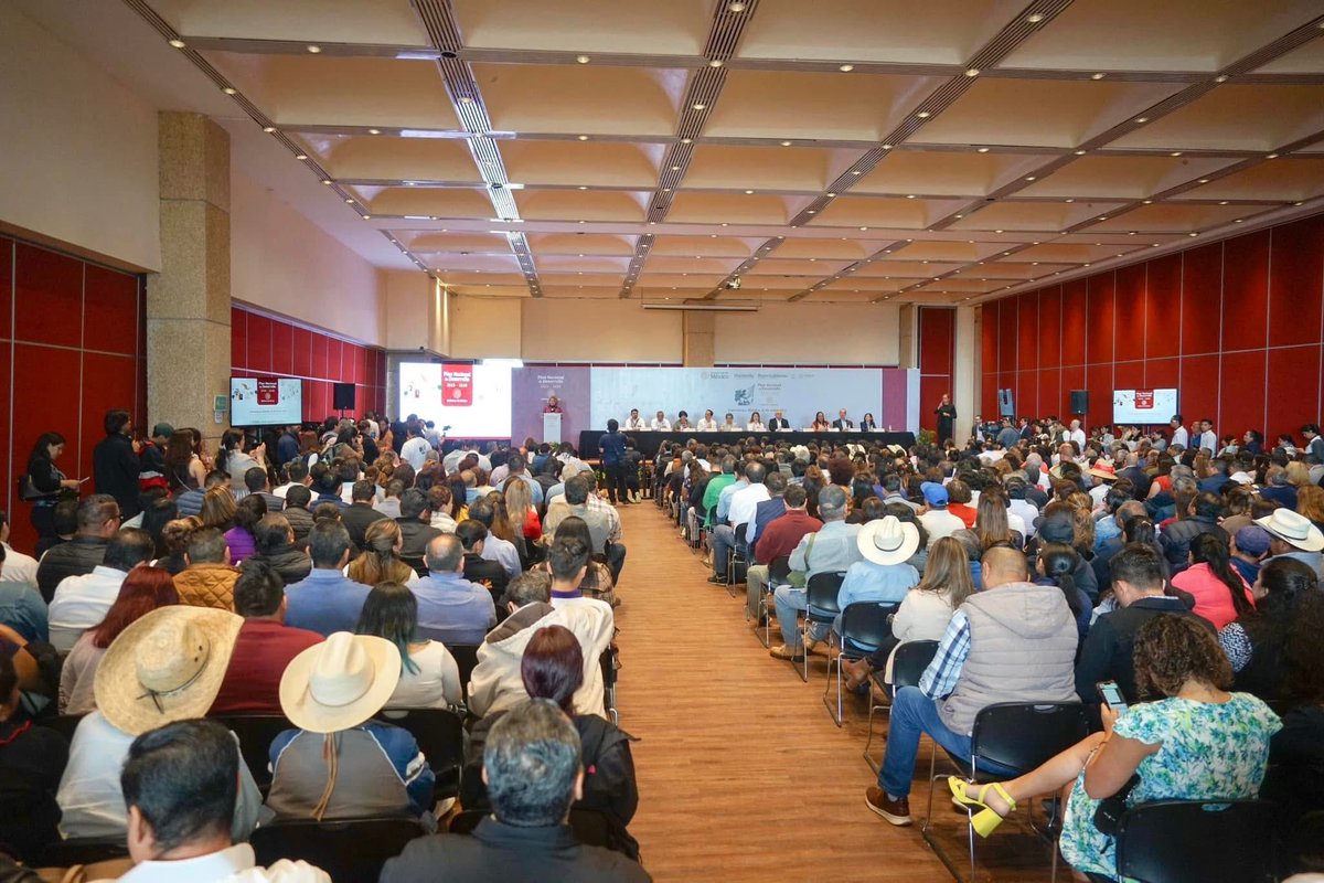 IMPAJOVEN's tweet photo. ✨ Hoy el equipo de IMPAJOVEN estuvo presente en el Centro de Convenciones Morelos 🏛️, participando en un foro histórico con nuestras comunidades indígenas y afromexicanas 🌎.

💬 Trabajamos en mesas de diálogo para fortalecer sus derechos, cultura y desarrollo integral. https://t.co/IYcHQFOPOx
