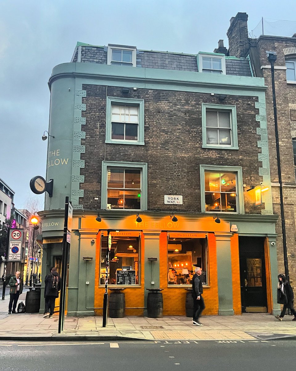 It’s Thursday night which can only mean 1 thing…. Pub; and what a beauty she is. Apparently the best weekends begin on a #thursday . #thirstythursday #thursdayvibes @youngspubs