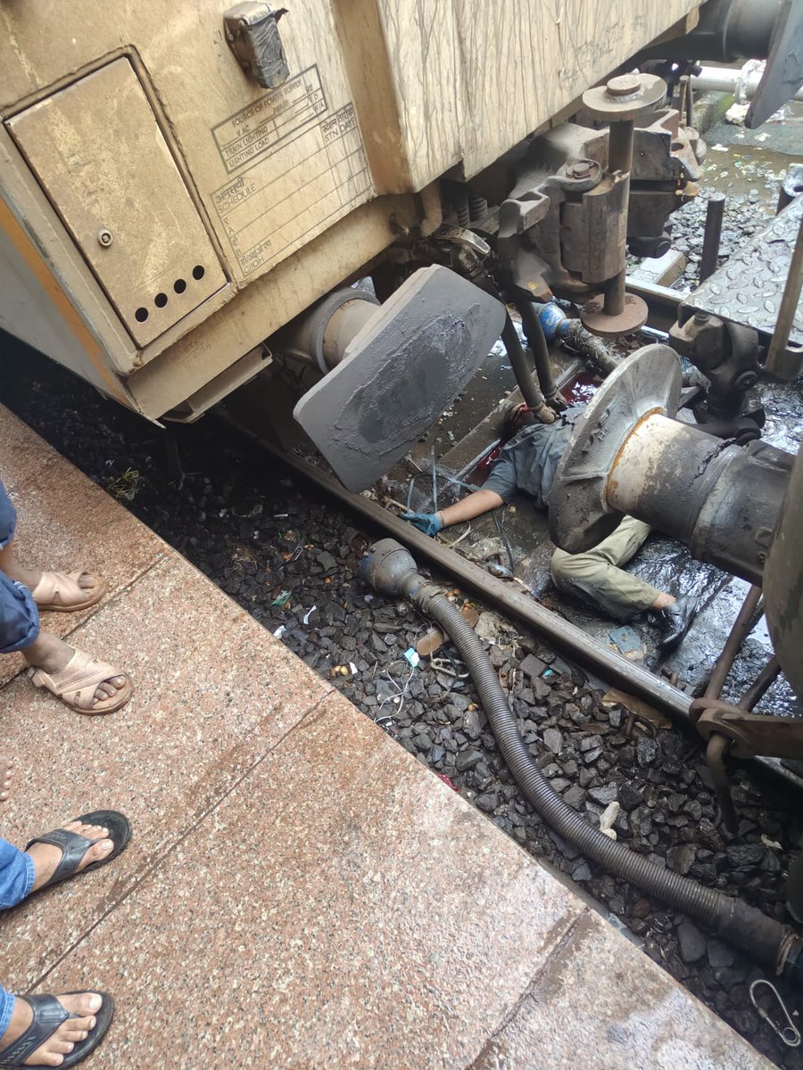 Bheem_Chowhan's tweet photo. Assistant Pointsman dead during shunting of a train..They are doing job with high risk.Why don't you look after for risk allowance to the Pointsman. https://t.co/LM3wEvRyDE