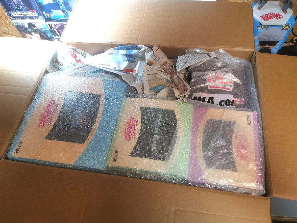 Graag een voorbeeld nemen aan deze mevrouw voor het versturen van figurines! 🫡👌