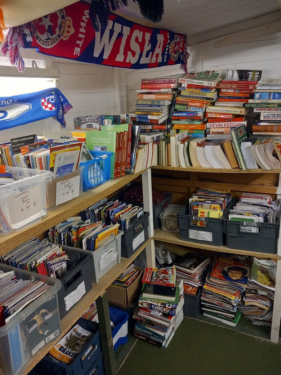 AndrewProt1968's tweet photo. Looking forward to meeting all @Official_Darlo fans to @LeamingtonFC on Saturday. Our programme and badge shop will be open from 1pm and at half time. Thousands of old programmes and pin badges available 
@Darlingtonfc1 
@DARLINGTONFC2 
@NLprogs 
@GroundhopperUK https://t.co/meXswi7uAR