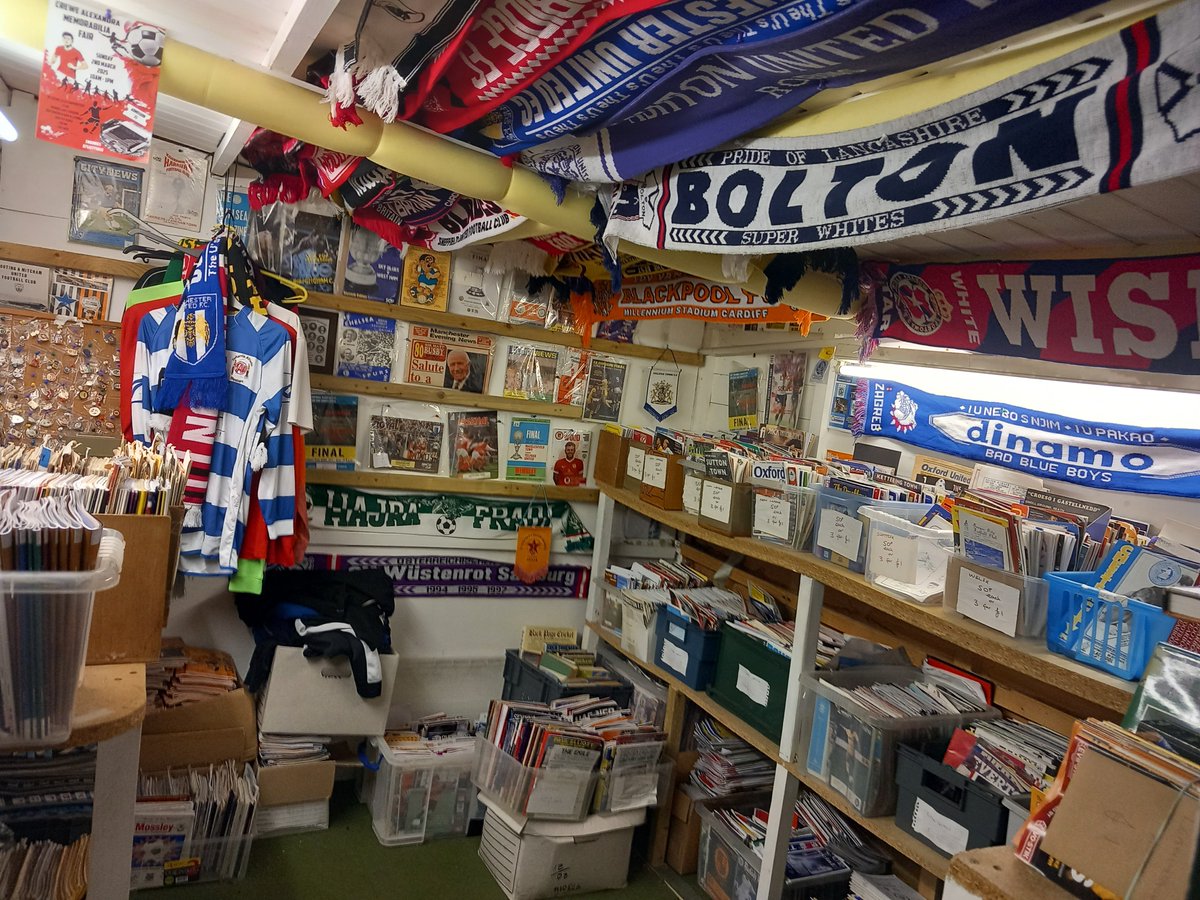 AndrewProt1968's tweet photo. Looking forward to meeting all @Official_Darlo fans to @LeamingtonFC on Saturday. Our programme and badge shop will be open from 1pm and at half time. Thousands of old programmes and pin badges available 
@Darlingtonfc1 
@DARLINGTONFC2 
@NLprogs 
@GroundhopperUK https://t.co/meXswi7uAR