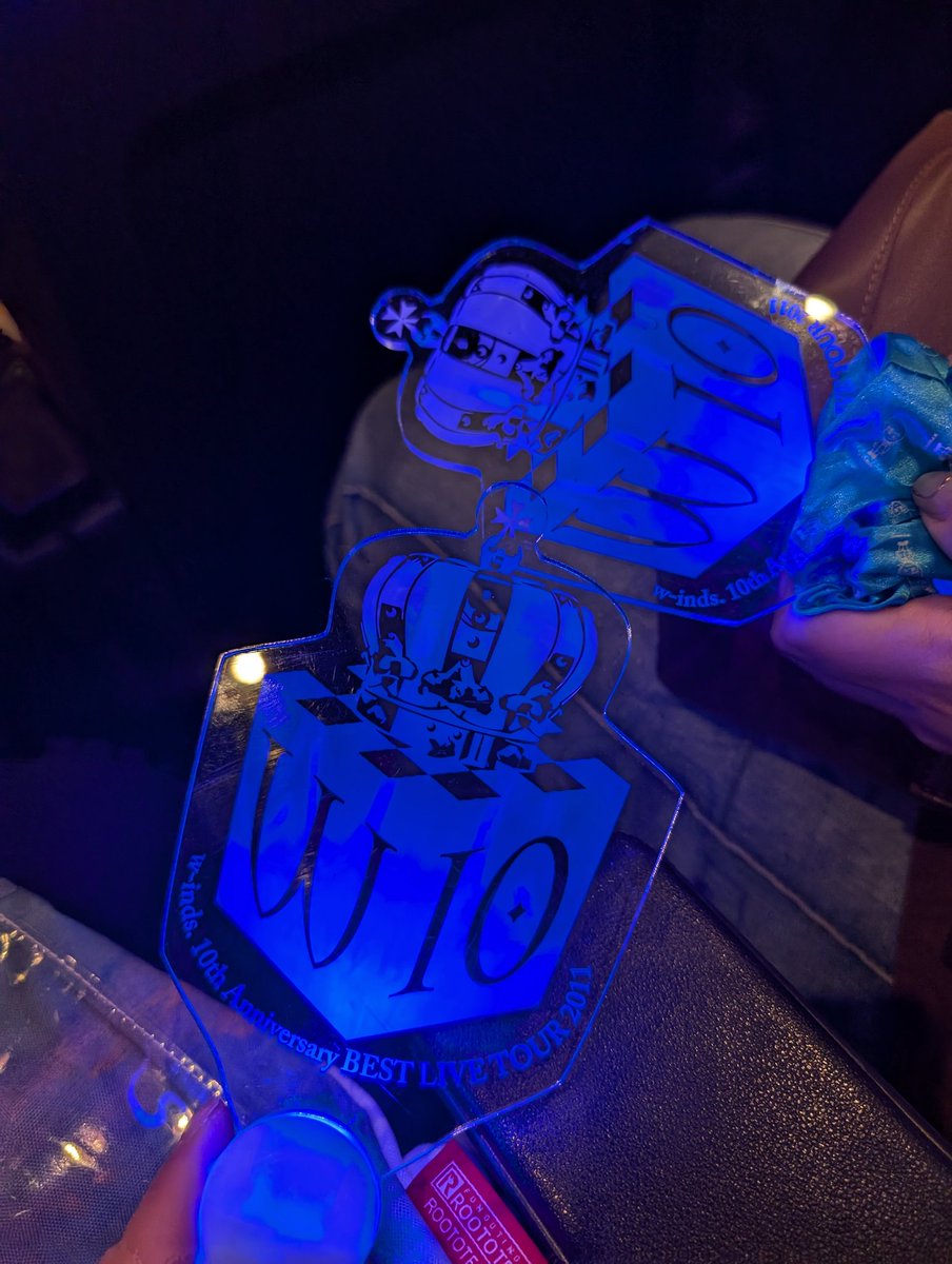 b2tmi_key's tweet photo. 怒涛のエモを摂取した
約8年ぶり。初っ端からFTF、エンモメでアンコール気分😄初期曲ばかりと聞いてセトリ確認無しだったけど歌詞も振りも全部覚えてる。四季の手振りのところスッと出来たのちょっと笑った。楽しかった〜！
処分した覚え無いんだけどこれ以外のペンラどこ行っちゃったんだろう… https://t.co/dyfxr7k1iV