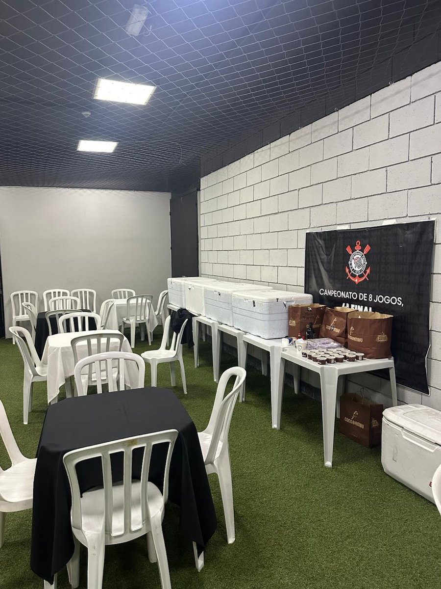 Corinthians's tweet photo. O Sport Club Corinthians Paulista vem a público com esclarecimentos sobre a matéria publicada no dia de hoje no site Gazeta Esportiva, com o título "R$ 43 mil no Coco Bambu e gastos com Memphis: cartão corporativo do Corinthians supera R$ 8 milhões".

A matéria traz no título a soma dos gastos de 6 pedidos feitos no restaurante Coco Bambu, realizados entre junho e novembro de 2024. A reportagem ainda insinua que essas refeições teriam relação com a presença de convidados da delegação do time.

O que a Gazeta Esportiva não conta é que os valores são relativos à alimentação de todos os jogadores, do staff e da comissão técnica do time, em jogos realizados fora de casa. Nas partidas em outras cidades, os atletas, staff e comissão técnica fazem a refeição pós-jogo dentro do vestiário. O cardápio é escolhido por um nutricionista e passado para quem está na viagem, permitindo que escolham entre opções como carne, peixe e massa. É uma alimentação controlada para repor o gasto energético e calórico da partida. As refeições são entregues e realizadas no vestiário do estádio. Depois de comerem, atletas, staff e comissão seguem para o aeroporto e retornam a São Paulo. Quando a comissão opta por dormir na cidade do jogo, as refeições são feitas no hotel. Todos esses valores são pagos com o cartão corporativo que fica com o Departamento de Futebol.

O Coco Bambu não é o único restaurante que realizou este serviço, mas foi o preferido em algumas cidades pela qualidade, fornecimento e segurança alimentar. Além disso, possui refeições mais leves, como legumes, peixes, batatas assadas, arroz integral e ingredientes nos quais podemos confiar. A qualidade da alimentação é um dos fatores primordiais no processo de recovery pós-jogo.

A vantagem de se servir no estádio é tanto logística quanto financeira, pois realizar a refeição pós-jogo em área reservada de aeroporto é muito mais oneroso.

Todos os gastos específicos questionados pela reportagem foram respondidos pontualmente, com a data, o local e uma breve descrição do gasto. O Clube lamenta que a reportagem não tenha questionado sobre os gastos específicos com o Coco Bambu, que foi justamente o destaque da manchete, o que seria uma boa prática jornalística. Ao invés disso, a reportagem fez os questionamentos que julgou convenientes e trouxe um teor completamente diferente na publicação. E mais uma vez, como já foi dito em outras entrevistas e informado para a reportagem em questão, não há gastos com convidados, que viajam em voos fretados e arcam com os próprios gastos de hospedagem e alimentação.

O Clube reforça que todos os gastos com o cartão corporativo são exclusivamente para despesas relacionadas a viagens, hospedagens, refeições e outras necessidades operacionais ligadas às atividades do clube, incluindo os esportes profissionais e de base, envolvendo atletas e funcionários dessas áreas. Exatamente como foi informado, em nota, para a reportagem.

Mais uma vez, o Clube reitera que tem apenas um cartão corporativo, que pode ser usado por 5 CPFs diferentes, relativos aos departamentos de Compras, Futebol Profissional e Presidência (este cartão, inclusive, está zerado e nunca foi usado pessoalmente pelo presidente Augusto Melo).

Isso inclui gastos com a manutenção da frota de veículos do Clube. Não existe, portanto, nenhum gasto de uso pessoal do presidente ou dos diretores do Corinthians, como a matéria insinua quando fala sobre trocas de pneus.

O Clube mantém sua postura de transparência, reforça sua histórica posição de apoio à liberdade de imprensa e à plena Democracia, sempre aberto ao diálogo. Por isso, lamenta quando uma reportagem faz insinuações infundadas.

Confira abaixo a íntegra da nota enviada à reportagem da Gazeta Esportiva:

O cartão corporativo do clube é utilizado exclusivamente para despesas relacionadas a viagens, hospedagens, refeições e outras necessidades operacionais ligadas às atividades do clube, incluindo os esportes profissionais e de base, envolvendo atletas e funcionários dessas áreas. Em momentos em que o clube enfrentou bloqueios em suas contas, o cartão corporativo se mostrou uma alternativa essencial para garantir a continuidade dos pagamentos mencionados.

No que diz respeito às viagens do futebol profissional, o clube esclarece que não há custos relacionados à presença de convidados nas delegações. As viagens são realizadas em voos fretados, e despesas como hospedagem e alimentação de convidados são de responsabilidade exclusiva dos mesmos.

O clube lamenta profundamente o vazamento de documentos confidenciais internos, como a fatura do cartão de crédito corporativo, para a imprensa. Contudo, em respeito à sua imensa torcida, colaboradores e parceiros, considera essencial vir a público para esclarecer e justificar todos os gastos realizados em 2024 que foram questionados pela reportagem em questão. Abaixo, apresentamos os esclarecimentos detalhados:

1. Vale das Flores, Nova Friburgo — em 29 de fevereiro, referente à hospedagem do observador técnico da competição Brasil Soccer, do futebol de base. 

2. Pousada Aldeia Camaras — em 29 de abril, referente à hospedagem do observador técnico da Copa Nordestino (sub 13 a sub 17).

3. Pousada Aldeia Camaras — em 8 de novembro, novamente referente à hospedagem do observador técnico. 

4. Fasano Hotel — gasto referente à hospedagem do jogador Memphis Depay, agentes e staff do atleta, em sua chegada ao Brasil. Incluindo a moradia do jogador durante dois meses, aproximadamente.

5. GHSM — em 11 de novembro, referente a gastos com hotelaria para o jogo contra o Vitória, pelo Campeonato Brasileiro. 

6. Maxima Gesta, Montes Claros — em 12 de novembro, referente a gastos com hospedagem para um torneio de Peteca. 

7. Daniel Nunes da Silva — referente a viagens e estadias. 

8. DT Shop — em 13 de junho, referente à compra de equipamentos de vídeo para a equipe de Comunicação.

9. Brax — despesas com fretamento e passagens.
