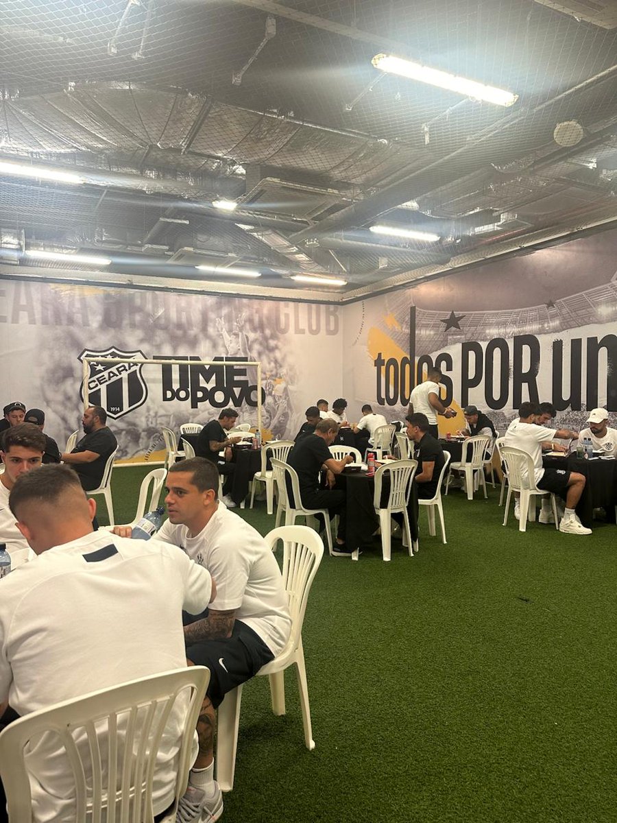 Corinthians's tweet photo. O Sport Club Corinthians Paulista vem a público com esclarecimentos sobre a matéria publicada no dia de hoje no site Gazeta Esportiva, com o título "R$ 43 mil no Coco Bambu e gastos com Memphis: cartão corporativo do Corinthians supera R$ 8 milhões".

A matéria traz no título a soma dos gastos de 6 pedidos feitos no restaurante Coco Bambu, realizados entre junho e novembro de 2024. A reportagem ainda insinua que essas refeições teriam relação com a presença de convidados da delegação do time.

O que a Gazeta Esportiva não conta é que os valores são relativos à alimentação de todos os jogadores, do staff e da comissão técnica do time, em jogos realizados fora de casa. Nas partidas em outras cidades, os atletas, staff e comissão técnica fazem a refeição pós-jogo dentro do vestiário. O cardápio é escolhido por um nutricionista e passado para quem está na viagem, permitindo que escolham entre opções como carne, peixe e massa. É uma alimentação controlada para repor o gasto energético e calórico da partida. As refeições são entregues e realizadas no vestiário do estádio. Depois de comerem, atletas, staff e comissão seguem para o aeroporto e retornam a São Paulo. Quando a comissão opta por dormir na cidade do jogo, as refeições são feitas no hotel. Todos esses valores são pagos com o cartão corporativo que fica com o Departamento de Futebol.

O Coco Bambu não é o único restaurante que realizou este serviço, mas foi o preferido em algumas cidades pela qualidade, fornecimento e segurança alimentar. Além disso, possui refeições mais leves, como legumes, peixes, batatas assadas, arroz integral e ingredientes nos quais podemos confiar. A qualidade da alimentação é um dos fatores primordiais no processo de recovery pós-jogo.

A vantagem de se servir no estádio é tanto logística quanto financeira, pois realizar a refeição pós-jogo em área reservada de aeroporto é muito mais oneroso.

Todos os gastos específicos questionados pela reportagem foram respondidos pontualmente, com a data, o local e uma breve descrição do gasto. O Clube lamenta que a reportagem não tenha questionado sobre os gastos específicos com o Coco Bambu, que foi justamente o destaque da manchete, o que seria uma boa prática jornalística. Ao invés disso, a reportagem fez os questionamentos que julgou convenientes e trouxe um teor completamente diferente na publicação. E mais uma vez, como já foi dito em outras entrevistas e informado para a reportagem em questão, não há gastos com convidados, que viajam em voos fretados e arcam com os próprios gastos de hospedagem e alimentação.

O Clube reforça que todos os gastos com o cartão corporativo são exclusivamente para despesas relacionadas a viagens, hospedagens, refeições e outras necessidades operacionais ligadas às atividades do clube, incluindo os esportes profissionais e de base, envolvendo atletas e funcionários dessas áreas. Exatamente como foi informado, em nota, para a reportagem.

Mais uma vez, o Clube reitera que tem apenas um cartão corporativo, que pode ser usado por 5 CPFs diferentes, relativos aos departamentos de Compras, Futebol Profissional e Presidência (este cartão, inclusive, está zerado e nunca foi usado pessoalmente pelo presidente Augusto Melo).

Isso inclui gastos com a manutenção da frota de veículos do Clube. Não existe, portanto, nenhum gasto de uso pessoal do presidente ou dos diretores do Corinthians, como a matéria insinua quando fala sobre trocas de pneus.

O Clube mantém sua postura de transparência, reforça sua histórica posição de apoio à liberdade de imprensa e à plena Democracia, sempre aberto ao diálogo. Por isso, lamenta quando uma reportagem faz insinuações infundadas.

Confira abaixo a íntegra da nota enviada à reportagem da Gazeta Esportiva:

O cartão corporativo do clube é utilizado exclusivamente para despesas relacionadas a viagens, hospedagens, refeições e outras necessidades operacionais ligadas às atividades do clube, incluindo os esportes profissionais e de base, envolvendo atletas e funcionários dessas áreas. Em momentos em que o clube enfrentou bloqueios em suas contas, o cartão corporativo se mostrou uma alternativa essencial para garantir a continuidade dos pagamentos mencionados.

No que diz respeito às viagens do futebol profissional, o clube esclarece que não há custos relacionados à presença de convidados nas delegações. As viagens são realizadas em voos fretados, e despesas como hospedagem e alimentação de convidados são de responsabilidade exclusiva dos mesmos.

O clube lamenta profundamente o vazamento de documentos confidenciais internos, como a fatura do cartão de crédito corporativo, para a imprensa. Contudo, em respeito à sua imensa torcida, colaboradores e parceiros, considera essencial vir a público para esclarecer e justificar todos os gastos realizados em 2024 que foram questionados pela reportagem em questão. Abaixo, apresentamos os esclarecimentos detalhados:

1. Vale das Flores, Nova Friburgo — em 29 de fevereiro, referente à hospedagem do observador técnico da competição Brasil Soccer, do futebol de base. 

2. Pousada Aldeia Camaras — em 29 de abril, referente à hospedagem do observador técnico da Copa Nordestino (sub 13 a sub 17).

3. Pousada Aldeia Camaras — em 8 de novembro, novamente referente à hospedagem do observador técnico. 

4. Fasano Hotel — gasto referente à hospedagem do jogador Memphis Depay, agentes e staff do atleta, em sua chegada ao Brasil. Incluindo a moradia do jogador durante dois meses, aproximadamente.

5. GHSM — em 11 de novembro, referente a gastos com hotelaria para o jogo contra o Vitória, pelo Campeonato Brasileiro. 

6. Maxima Gesta, Montes Claros — em 12 de novembro, referente a gastos com hospedagem para um torneio de Peteca. 

7. Daniel Nunes da Silva — referente a viagens e estadias. 

8. DT Shop — em 13 de junho, referente à compra de equipamentos de vídeo para a equipe de Comunicação.

9. Brax — despesas com fretamento e passagens.