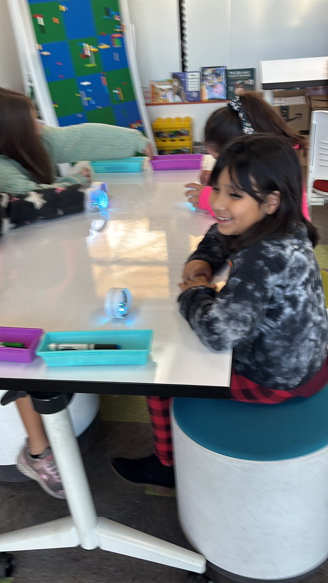 APanedaDLC's tweet photo. Bobsledding with @Ozobot #GoPumas @northranchito 🐾 #MrLohoraRocks https://t.co/IwceG3qU8I