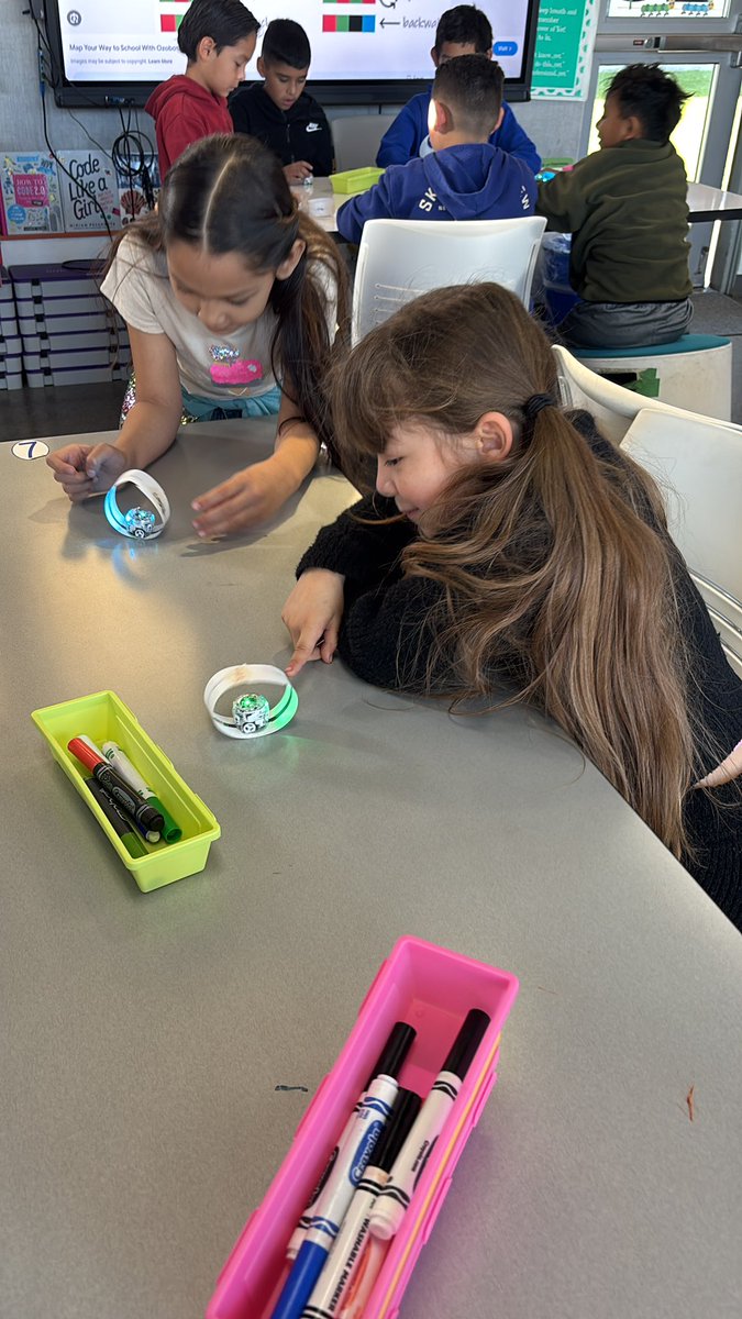 APanedaDLC's tweet photo. Bobsledding with @Ozobot #GoPumas @northranchito 🐾 #MrLohoraRocks https://t.co/IwceG3qU8I