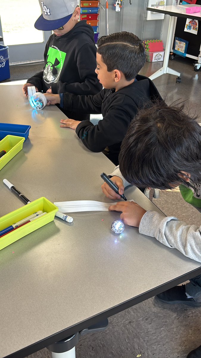 APanedaDLC's tweet photo. Bobsledding with @Ozobot #GoPumas @northranchito 🐾 #MrLohoraRocks https://t.co/IwceG3qU8I