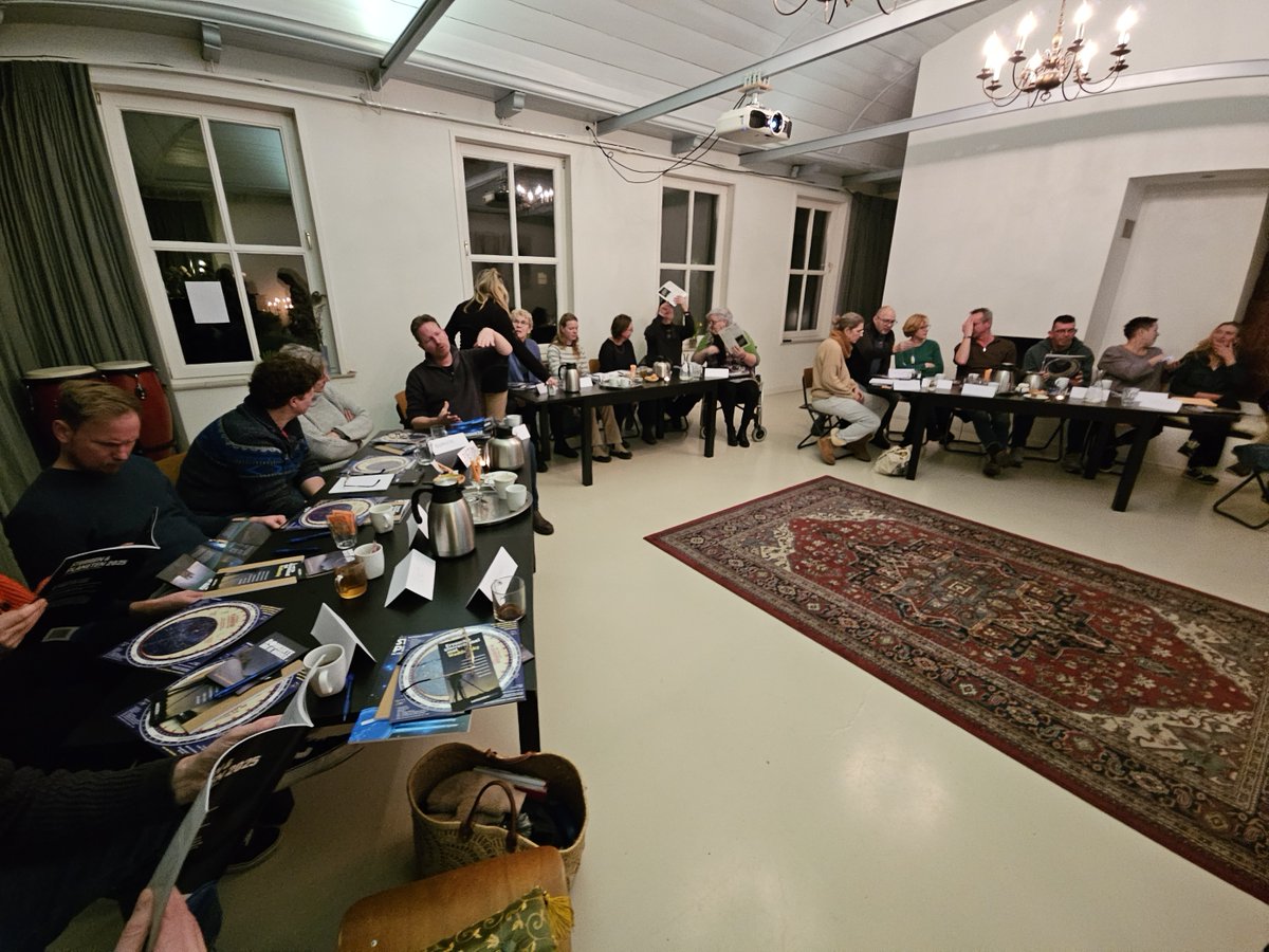 waddensky_nl's tweet photo. Dinsdagavond verzorgden @marijemazereeuw en ik de eerste avond van de #cursus Sterrenkijken voor iedereen! Een heerlijk enthousiaste groep van 21 deelnemers boog zich over de #planisfeer, leerde de #Poolster vinden en maakte kennis met de #sterrenbeelden van de winter. https://t.co/KhFXiv9NMf