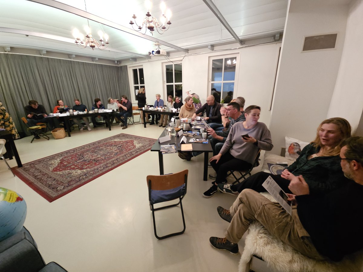 waddensky_nl's tweet photo. Dinsdagavond verzorgden @marijemazereeuw en ik de eerste avond van de #cursus Sterrenkijken voor iedereen! Een heerlijk enthousiaste groep van 21 deelnemers boog zich over de #planisfeer, leerde de #Poolster vinden en maakte kennis met de #sterrenbeelden van de winter. https://t.co/KhFXiv9NMf