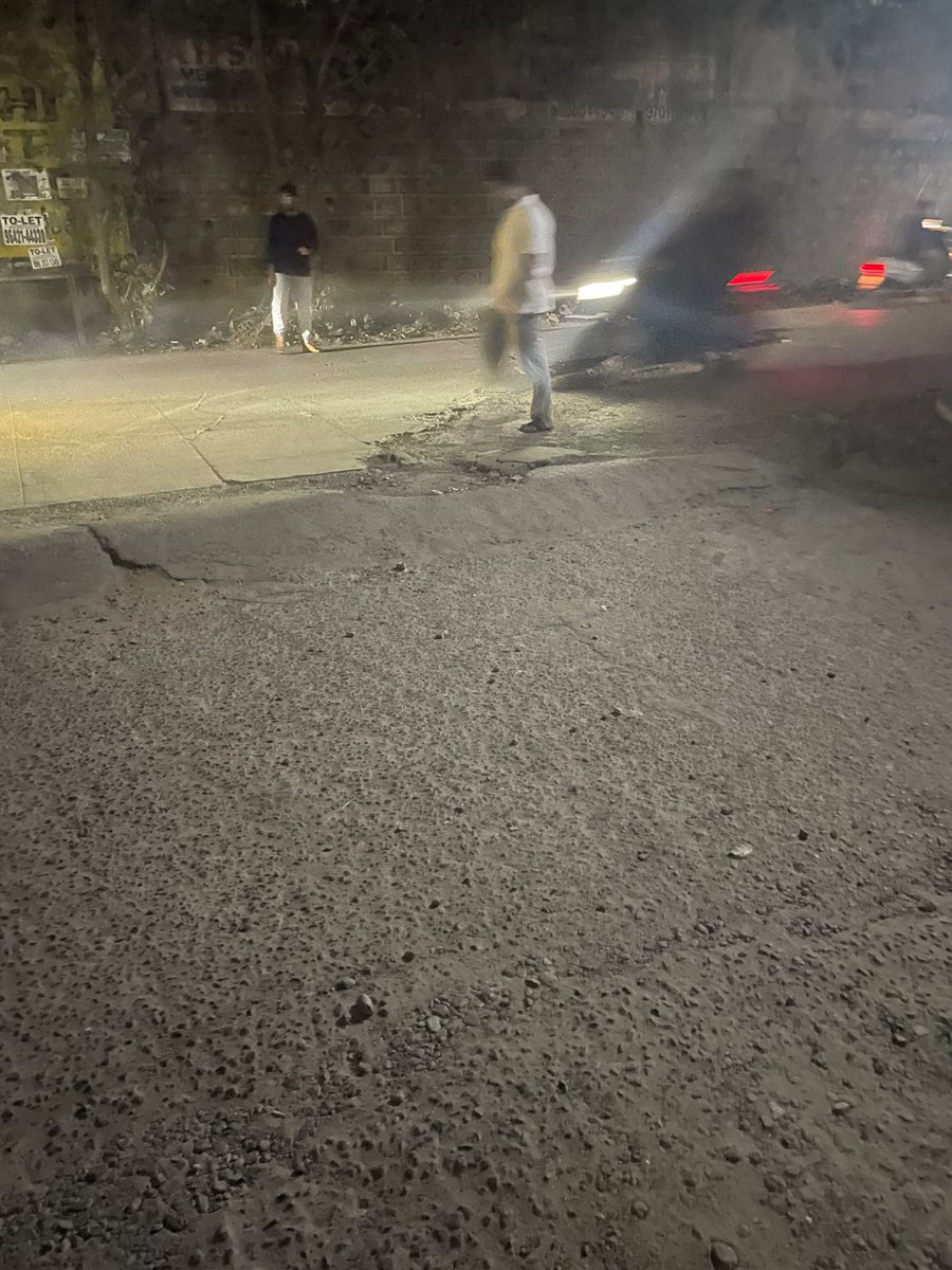 KumarGuglo80576's tweet photo. @GHMCOnline @CommissionrGHMC @gadwalvijayainc I believe this photos explains lot and u can see damage it can do , is it a patch work or something else god knows but  please rectify it
Location: ybrant smartek schools , road no 2, Patrika nagar, Madhapur,500081 @TelanganaCMO https://t.co/WTJYbFGqR3