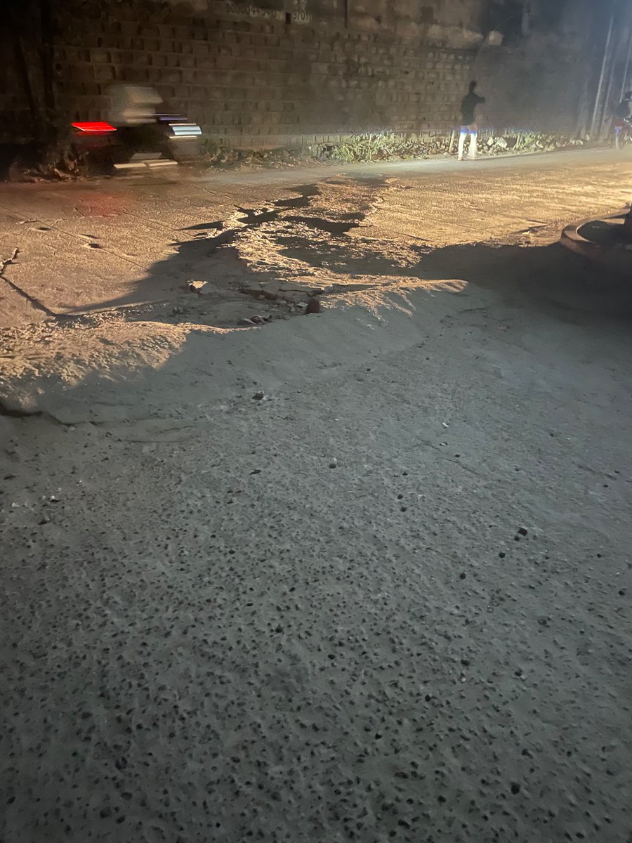 KumarGuglo80576's tweet photo. @GHMCOnline @CommissionrGHMC @gadwalvijayainc I believe this photos explains lot and u can see damage it can do , is it a patch work or something else god knows but  please rectify it
Location: ybrant smartek schools , road no 2, Patrika nagar, Madhapur,500081 @TelanganaCMO https://t.co/WTJYbFGqR3