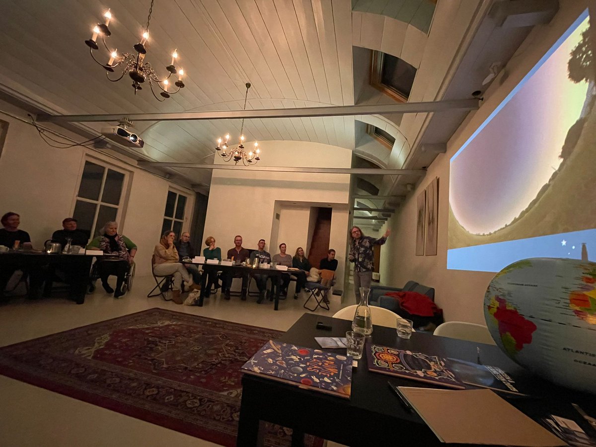waddensky_nl's tweet photo. Dinsdagavond verzorgden @marijemazereeuw en ik de eerste avond van de #cursus Sterrenkijken voor iedereen! Een heerlijk enthousiaste groep van 21 deelnemers boog zich over de #planisfeer, leerde de #Poolster vinden en maakte kennis met de #sterrenbeelden van de winter. https://t.co/KhFXiv9NMf