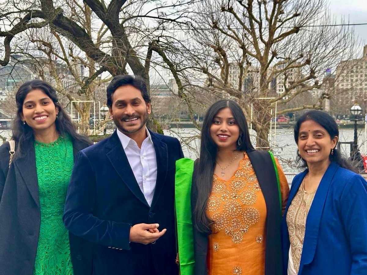 BharathiReddyYS's tweet photo. Congratulations, my dearest daughter! I am beyond proud of you for graduating with distinction from the esteemed King's College London! Your hard work, perseverance, and dedication have truly paid off. You've made our family shine brighter, and I couldn't be more grateful to be https://t.co/L1fcKdjuVz
