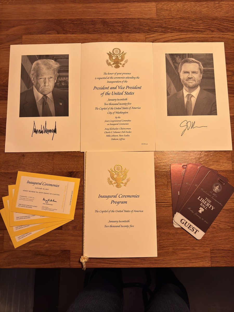 Que fantasía de materiales escritos y de invitaciones para la investidura  del presidente y vicepresidente de los EEUU. La formalidad llevada a su  máximo esplendor. Eso si, la foto de Trump...😅, image size:900x1200