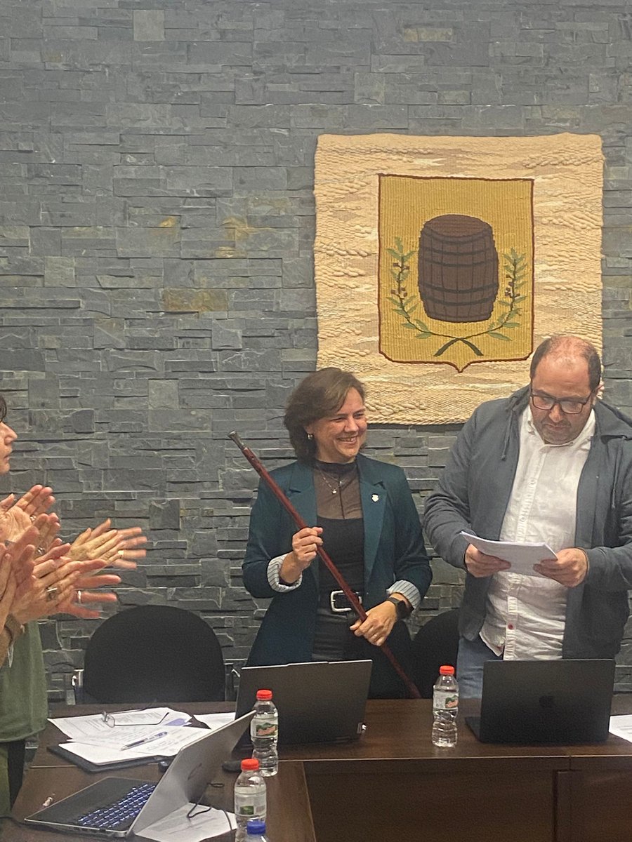 La sessió plenària d'ahir va investir la Montserrat de Anciola com la nova alcaldessa de Botarell fins a les pròximes eleccions municipals de 2027.

Molts èxits!!