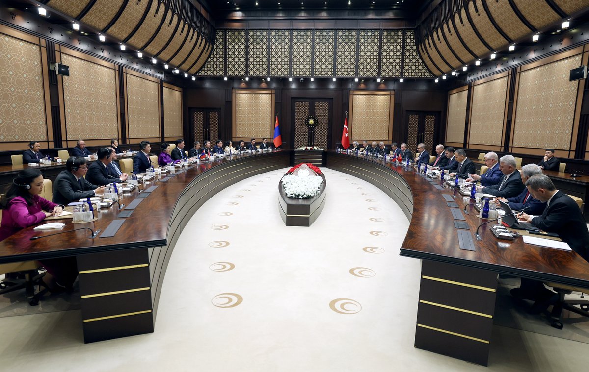 Cumhurbaşkanımız Recep Tayyip Erdoğan, Cumhurbaşkanlığı Külliyesi'nde Moğolistan Cumhurbaşkanı Khurelsukh Ukhnaa ile heyetler arası toplantının ve ikili anlaşmaların imza töreninin ardından ortak basın toplantısı düzenledi.