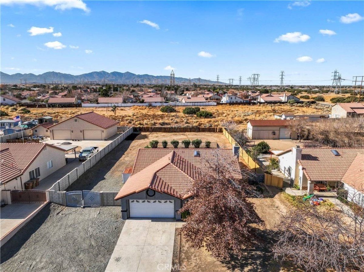 hommati240's tweet photo. 🏡🚨Take a look at this beautiful Home with 4 bedrooms 2 baths, Inground Pool and Spa with a Huge cover patio all this in almost 1/2 acre lot.📍6834 Redwood Avenue, Hesperia, CA 92345
View at: https://t.co/jCzSsanF7N

Listed by Hadaly Khoum
📸 by @Hommati240

#newlisting... https://t.co/uhZ1wD3a3E