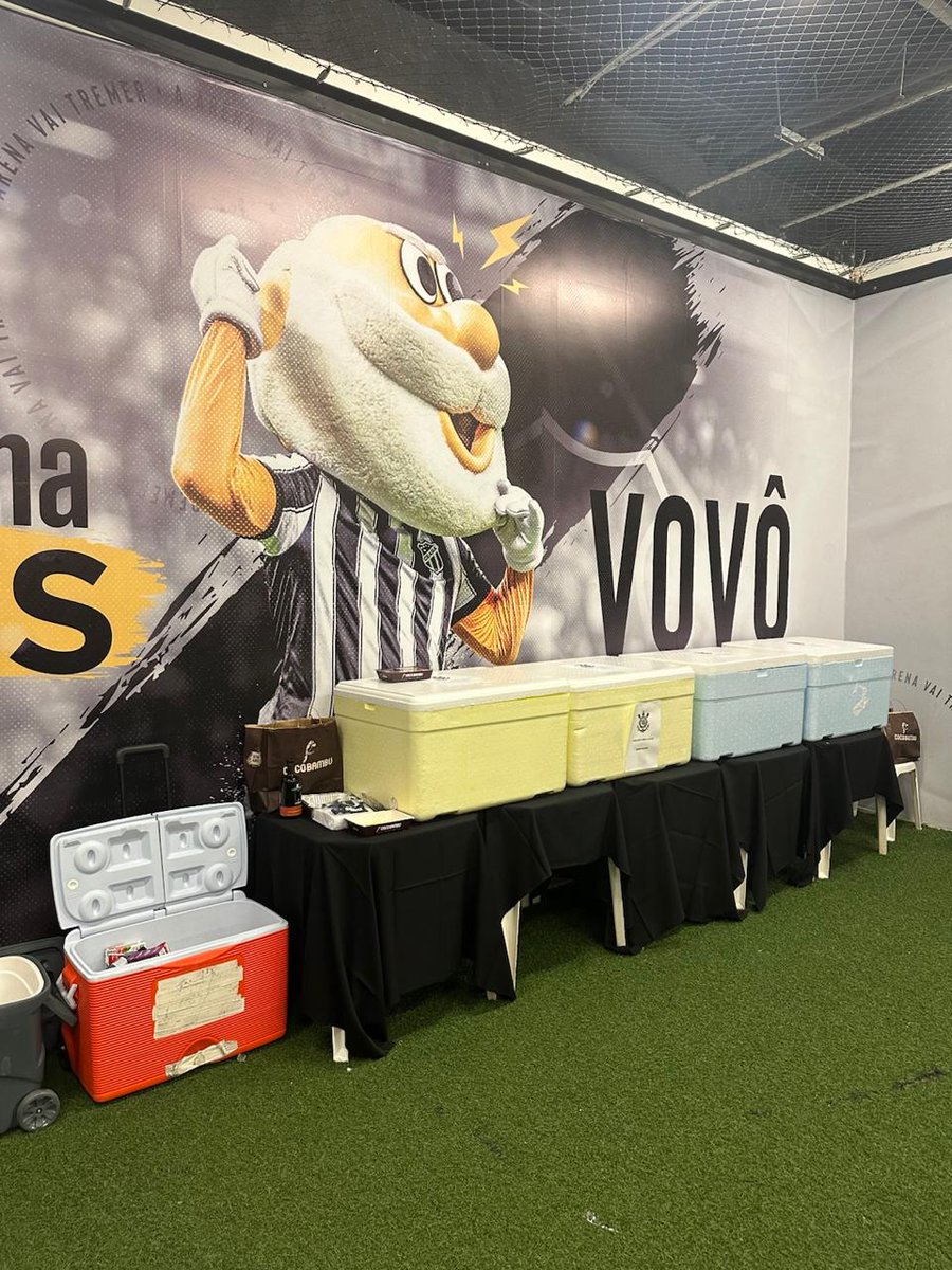 Corinthians's tweet photo. O Sport Club Corinthians Paulista vem a público com esclarecimentos sobre a matéria publicada no dia de hoje no site Gazeta Esportiva, com o título "R$ 43 mil no Coco Bambu e gastos com Memphis: cartão corporativo do Corinthians supera R$ 8 milhões".

A matéria traz no título a soma dos gastos de 6 pedidos feitos no restaurante Coco Bambu, realizados entre junho e novembro de 2024. A reportagem ainda insinua que essas refeições teriam relação com a presença de convidados da delegação do time.

O que a Gazeta Esportiva não conta é que os valores são relativos à alimentação de todos os jogadores, do staff e da comissão técnica do time, em jogos realizados fora de casa. Nas partidas em outras cidades, os atletas, staff e comissão técnica fazem a refeição pós-jogo dentro do vestiário. O cardápio é escolhido por um nutricionista e passado para quem está na viagem, permitindo que escolham entre opções como carne, peixe e massa. É uma alimentação controlada para repor o gasto energético e calórico da partida. As refeições são entregues e realizadas no vestiário do estádio. Depois de comerem, atletas, staff e comissão seguem para o aeroporto e retornam a São Paulo. Quando a comissão opta por dormir na cidade do jogo, as refeições são feitas no hotel. Todos esses valores são pagos com o cartão corporativo que fica com o Departamento de Futebol.

O Coco Bambu não é o único restaurante que realizou este serviço, mas foi o preferido em algumas cidades pela qualidade, fornecimento e segurança alimentar. Além disso, possui refeições mais leves, como legumes, peixes, batatas assadas, arroz integral e ingredientes nos quais podemos confiar. A qualidade da alimentação é um dos fatores primordiais no processo de recovery pós-jogo.

A vantagem de se servir no estádio é tanto logística quanto financeira, pois realizar a refeição pós-jogo em área reservada de aeroporto é muito mais oneroso.

Todos os gastos específicos questionados pela reportagem foram respondidos pontualmente, com a data, o local e uma breve descrição do gasto. O Clube lamenta que a reportagem não tenha questionado sobre os gastos específicos com o Coco Bambu, que foi justamente o destaque da manchete, o que seria uma boa prática jornalística. Ao invés disso, a reportagem fez os questionamentos que julgou convenientes e trouxe um teor completamente diferente na publicação. E mais uma vez, como já foi dito em outras entrevistas e informado para a reportagem em questão, não há gastos com convidados, que viajam em voos fretados e arcam com os próprios gastos de hospedagem e alimentação.

O Clube reforça que todos os gastos com o cartão corporativo são exclusivamente para despesas relacionadas a viagens, hospedagens, refeições e outras necessidades operacionais ligadas às atividades do clube, incluindo os esportes profissionais e de base, envolvendo atletas e funcionários dessas áreas. Exatamente como foi informado, em nota, para a reportagem.

Mais uma vez, o Clube reitera que tem apenas um cartão corporativo, que pode ser usado por 5 CPFs diferentes, relativos aos departamentos de Compras, Futebol Profissional e Presidência (este cartão, inclusive, está zerado e nunca foi usado pessoalmente pelo presidente Augusto Melo).

Isso inclui gastos com a manutenção da frota de veículos do Clube. Não existe, portanto, nenhum gasto de uso pessoal do presidente ou dos diretores do Corinthians, como a matéria insinua quando fala sobre trocas de pneus.

O Clube mantém sua postura de transparência, reforça sua histórica posição de apoio à liberdade de imprensa e à plena Democracia, sempre aberto ao diálogo. Por isso, lamenta quando uma reportagem faz insinuações infundadas.

Confira abaixo a íntegra da nota enviada à reportagem da Gazeta Esportiva:

O cartão corporativo do clube é utilizado exclusivamente para despesas relacionadas a viagens, hospedagens, refeições e outras necessidades operacionais ligadas às atividades do clube, incluindo os esportes profissionais e de base, envolvendo atletas e funcionários dessas áreas. Em momentos em que o clube enfrentou bloqueios em suas contas, o cartão corporativo se mostrou uma alternativa essencial para garantir a continuidade dos pagamentos mencionados.

No que diz respeito às viagens do futebol profissional, o clube esclarece que não há custos relacionados à presença de convidados nas delegações. As viagens são realizadas em voos fretados, e despesas como hospedagem e alimentação de convidados são de responsabilidade exclusiva dos mesmos.

O clube lamenta profundamente o vazamento de documentos confidenciais internos, como a fatura do cartão de crédito corporativo, para a imprensa. Contudo, em respeito à sua imensa torcida, colaboradores e parceiros, considera essencial vir a público para esclarecer e justificar todos os gastos realizados em 2024 que foram questionados pela reportagem em questão. Abaixo, apresentamos os esclarecimentos detalhados:

1. Vale das Flores, Nova Friburgo — em 29 de fevereiro, referente à hospedagem do observador técnico da competição Brasil Soccer, do futebol de base. 

2. Pousada Aldeia Camaras — em 29 de abril, referente à hospedagem do observador técnico da Copa Nordestino (sub 13 a sub 17).

3. Pousada Aldeia Camaras — em 8 de novembro, novamente referente à hospedagem do observador técnico. 

4. Fasano Hotel — gasto referente à hospedagem do jogador Memphis Depay, agentes e staff do atleta, em sua chegada ao Brasil. Incluindo a moradia do jogador durante dois meses, aproximadamente.

5. GHSM — em 11 de novembro, referente a gastos com hotelaria para o jogo contra o Vitória, pelo Campeonato Brasileiro. 

6. Maxima Gesta, Montes Claros — em 12 de novembro, referente a gastos com hospedagem para um torneio de Peteca. 

7. Daniel Nunes da Silva — referente a viagens e estadias. 

8. DT Shop — em 13 de junho, referente à compra de equipamentos de vídeo para a equipe de Comunicação.

9. Brax — despesas com fretamento e passagens.