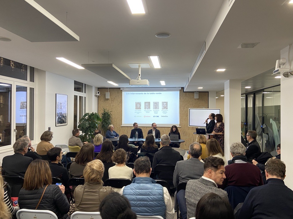 ARP_Astrance's tweet photo. 📢 En direct de la conférence Télétravail, Hybridation, Retour au bureau, quels sont les futurs modèles ?
👏Merci à Valérie F Directrice de l'Immobilier -Veolia- Pascal B Directeur de projets RH et immobilier -Enedis- et Cédric A Directeur de l'environnement de travail -Deloitte https://t.co/Qe8ZA7K7CJ