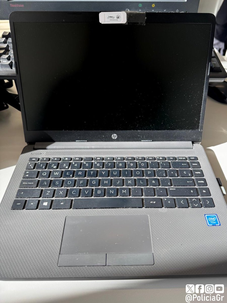 PoliciaGr's tweet photo. Ordenador portátil encontrado sobre las 13:00 horas en zona Neptuno. 
Se encontraba dentro de su funda con otros objetos.
Si lo has perdido o conoces a quien lo haya podido perder lo tenemos en jefatura y mañana será llevado a objetos perdidos.
Repost para difundir. https://t.co/a7kP4QO548
