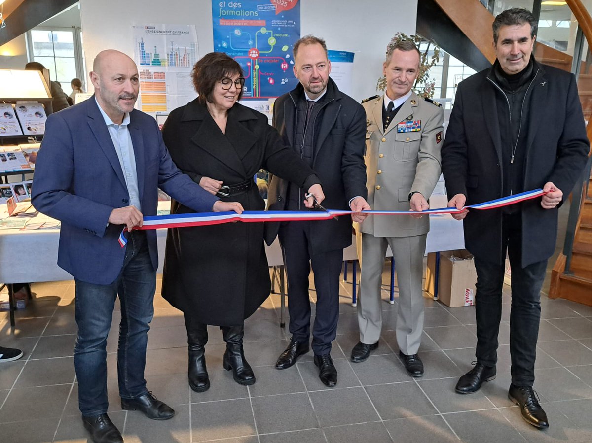 Inauguration du forum des métiers et des formations à <a href="/SaumurAgglo/">Agglomération Saumur Val de Loire</a> <a href="/MairiedeSaumur/">Ville de Saumur</a> <a href="/CfpMfr/">CFP des MFR - Le Verger</a> <a href="/MFRLeCedre/">MFR Le Cèdre</a> <a href="/LaRousseliere/">CFA LA ROUSSELIERE</a>