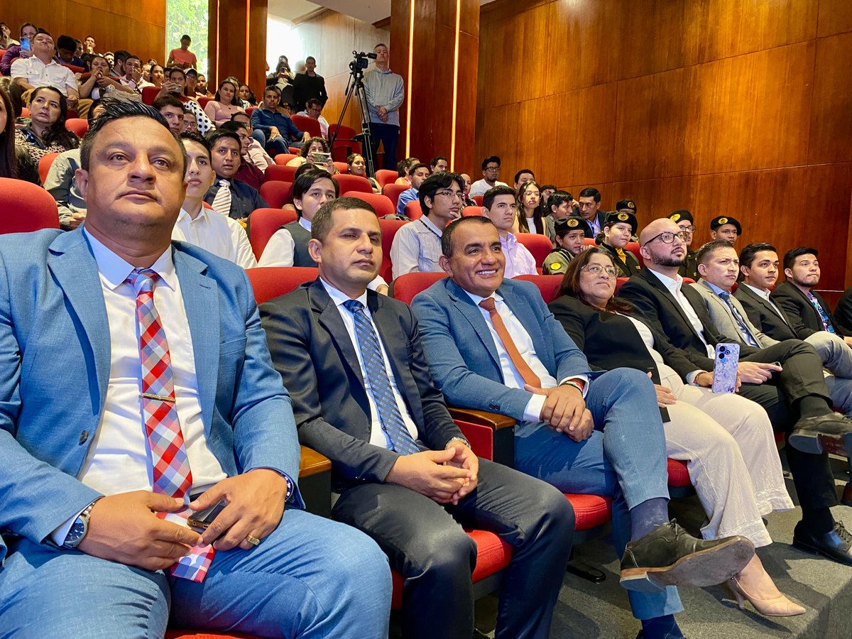 EducacionZ4_Ec's tweet photo. [PORTOVIEJO] Participamos en el Pitch Innovation Challenge 2024 organizado por @PortoviejoGAD, donde se premiaron a los 3 mejores proyectos de emprendimiento, tecnología e innovación 🧑‍💻🤖, impulsando el talento de nuestros jóvenes 👦👩.

#ElNuevoEcuadorResuelve https://t.co/GNHzvxnGT7