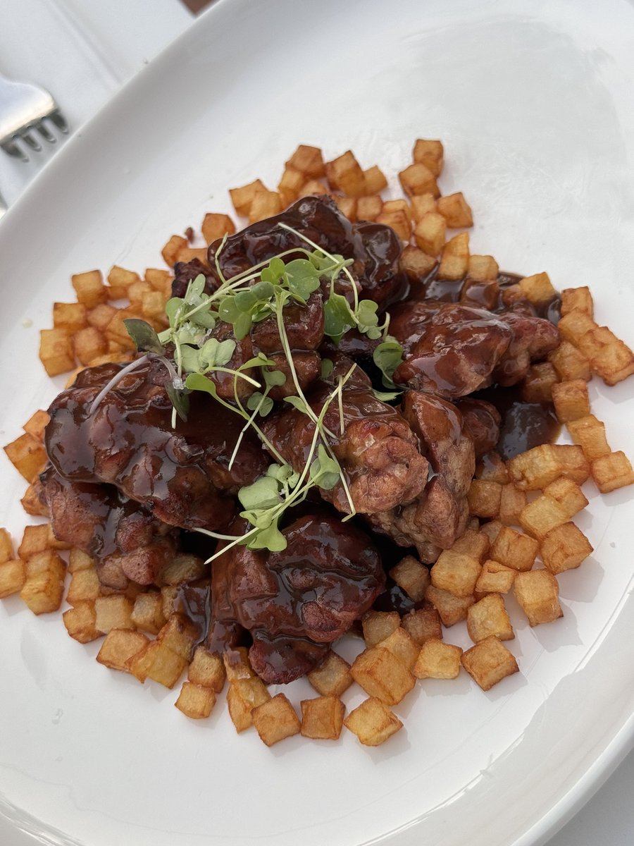 Nuestras mollejas lacadas con patatitas… son de otro mundo 

Our lacquered veal sweetbreads with potatoes… are from another world

Reservas / Reservations

👉 AndalaMarbella.com