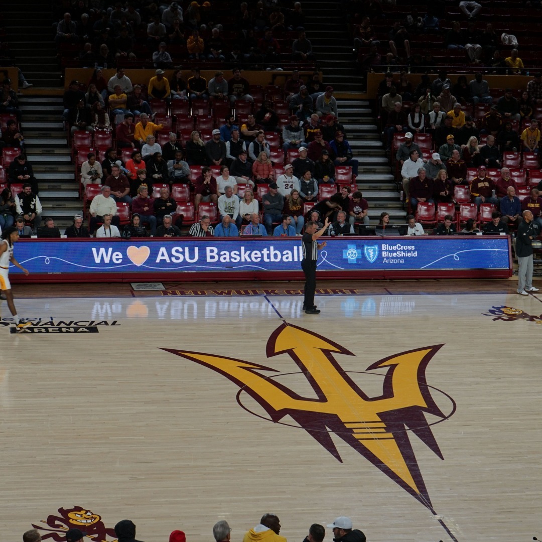 BCBSAZ's tweet image. Proud to shed a light on Phoenix Starfish Place during ASU's basketball game! 💙 

Join us as we stand with Starfish Place in creating a haven of hope and healing.💫 #communitypartner #arizona #asu