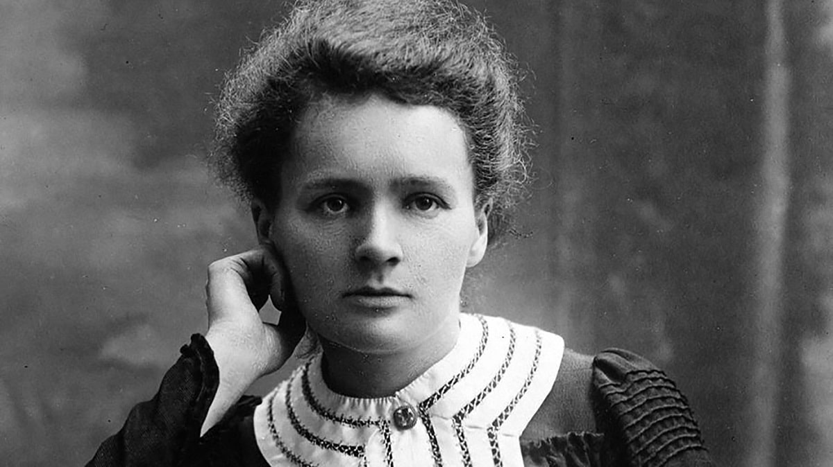 "İnsanlar konusunda daha az, fikirler konusunda daha çok meraklı olun."

- Marie Curie