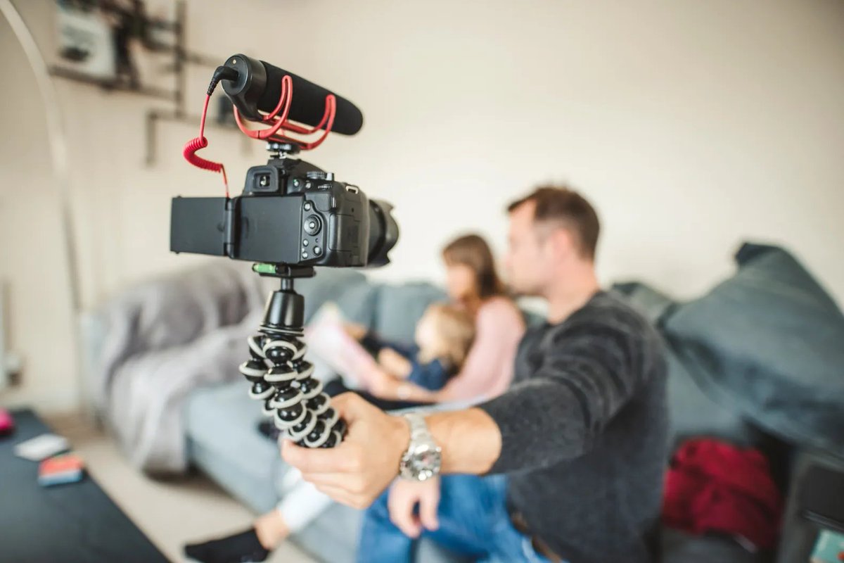 RollingStone's tweet photo. Family Vlogging Is a Lucrative Industry. 

"An Update on Our Family," Asks If It Should It Be: https://t.co/9a7aXHugIe https://t.co/Da6YU0Hci2