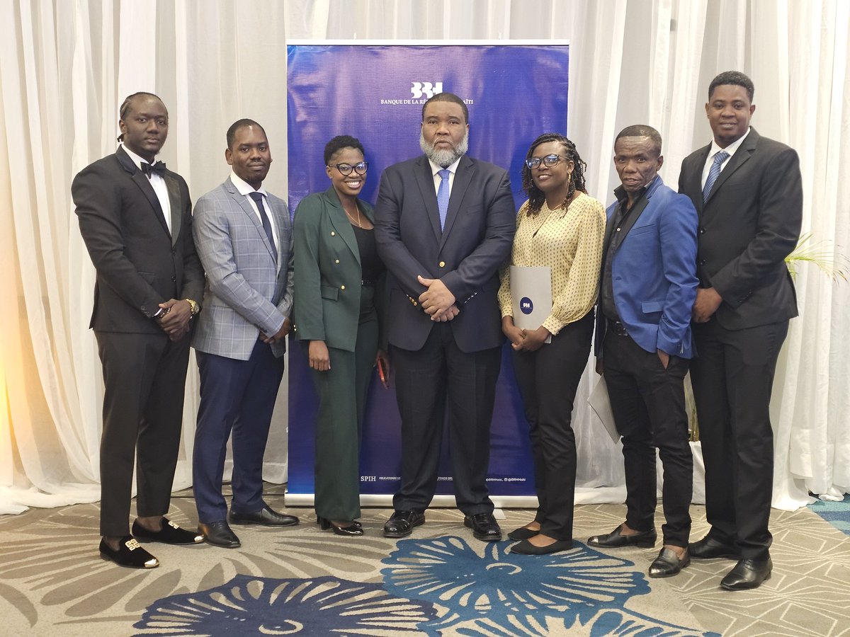 Frantzduval's tweet photo. Au Karibe avec les journalistes de Magik 9 et du Nouvelliste qui ont suivi la formation de six mois en économie dispensée par le Centre de Formation de la Banque de la République d'Haïti. Je suis fier de vous. Kenbe la. 
📷 @Marctimephotog1 https://t.co/T0wJ8YVN0v