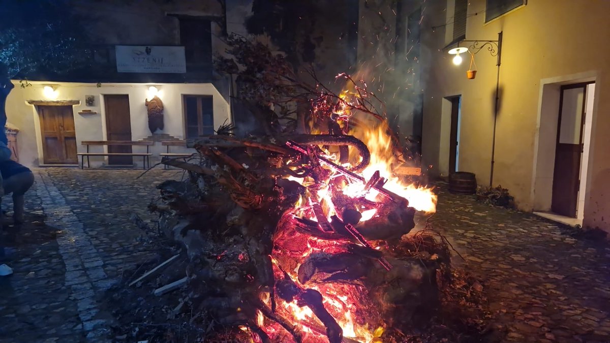 TgrRaiSardegna's tweet photo. La notte di Sant'antonio, illuminata dai fuochi
a #Mamoiada #Sardegna #SantAntonio #IoSeguoTgr
https://t.co/BG8ousgNiF. https://t.co/0AbptzLlGY