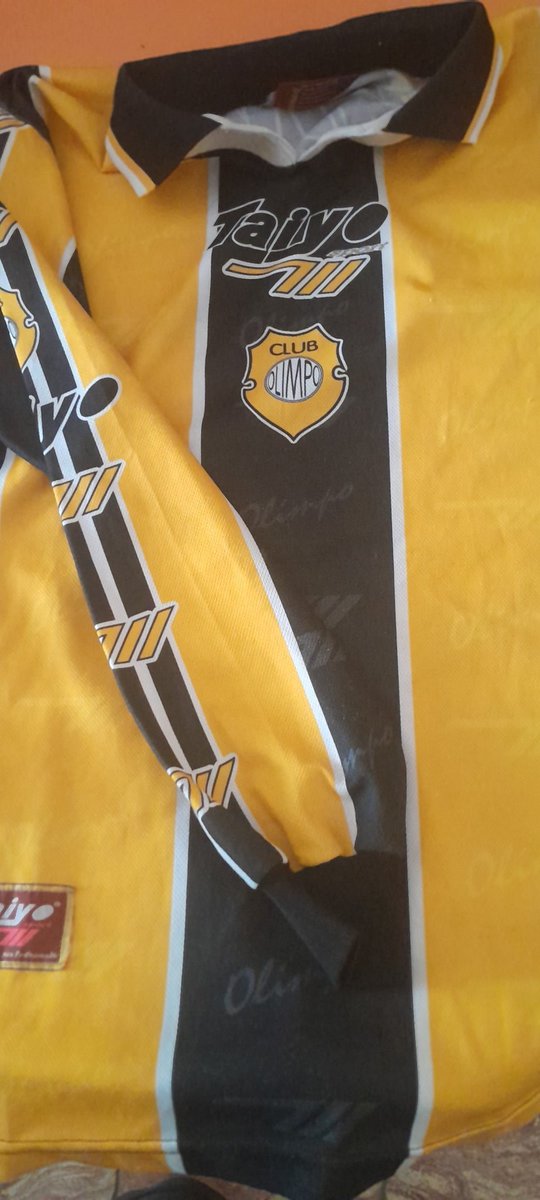 Ariasleeo's tweet photo. @emmatorres08 @0Aurinegro2 @FiumeSport Mira, la compre hace una semana, 40  k manga larga y con el 5 https://t.co/jiX5LeaCDV