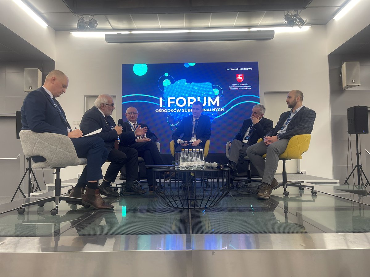 Jakub Banaszek (@jakub_banaszek) on Twitter photo 🏗️🏢Jedno z największych wyzwań samorządu - depopulacja i mieszkalnictwo. Trwa II panel Forum Ośrodków Subregionalnych w <a href="/MiastoChelm/">Miasto Chełm</a> z udziałem <a href="/BGK_pl/">Bank Gospodarstwa Krajowego 🇵🇱</a> <a href="/OPMR_irmir/">Obserwatorium Polityki Miejskiej i Regionalnej</a> <a href="/Kukucki/">Krzysztof Kukucki</a> <a href="/RomanSzelemej/">Roman Szełemej</a> 🏗️🏢Jedno z największych wyzwań samorządu - depopulacja i mieszkalnictwo. Trwa II panel Forum Ośrodków Subregionalnych w <a href="/MiastoChelm/">Miasto Chełm</a> z udziałem <a href="/BGK_pl/">Bank Gospodarstwa Krajowego 🇵🇱</a> <a href="/OPMR_irmir/">Obserwatorium Polityki Miejskiej i Regionalnej</a> <a href="/Kukucki/">Krzysztof Kukucki</a> <a href="/RomanSzelemej/">Roman Szełemej</a>