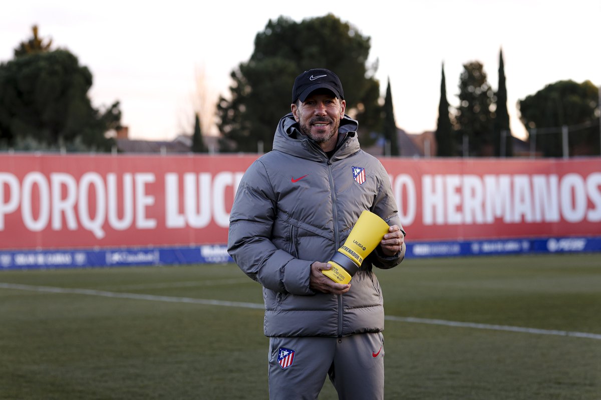Atleti's tweet photo. 🏆 Diego Pablo @Simeone recibió su trofeo como mejor entrenador del pasado mes de diciembre en @LaLiga.

¡Enhorabuena, míster! 👏

⚽ #LALIGACOACHOFTHEMONTH | #PREMIOSLALIGA https://t.co/ImUUmfjdZC
